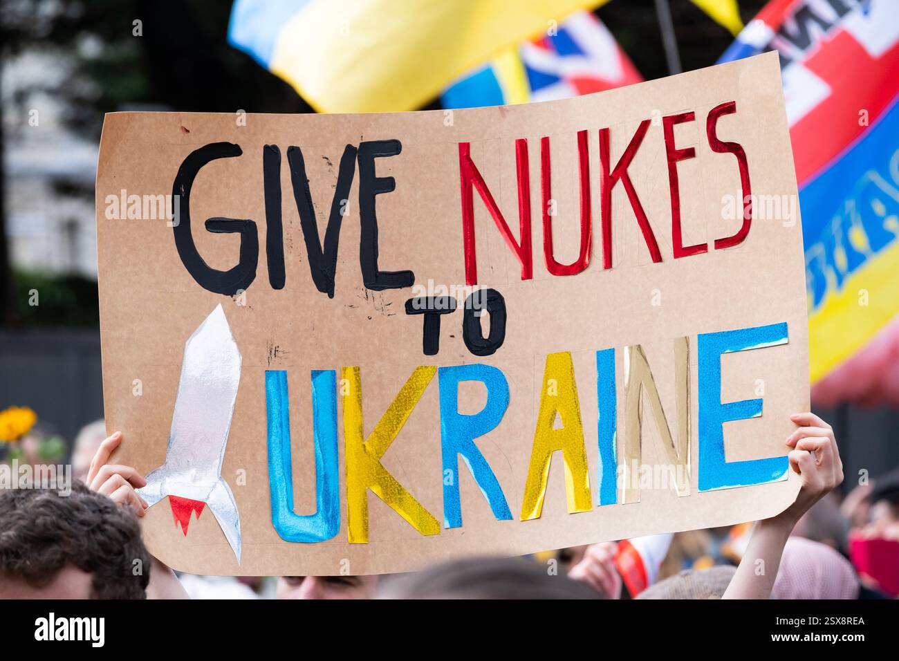 Londra, Regno Unito. 22 febbraio 2025. Manifestante che tiene un cartello con le TRUPPE RUSSE FUORI! LA SOLIDARIETÀ CON L'UCRAINA si raduna a Londra. Protesta per il terzo anniversario dell'invasione russa dell'Ucraina. Foto Stock