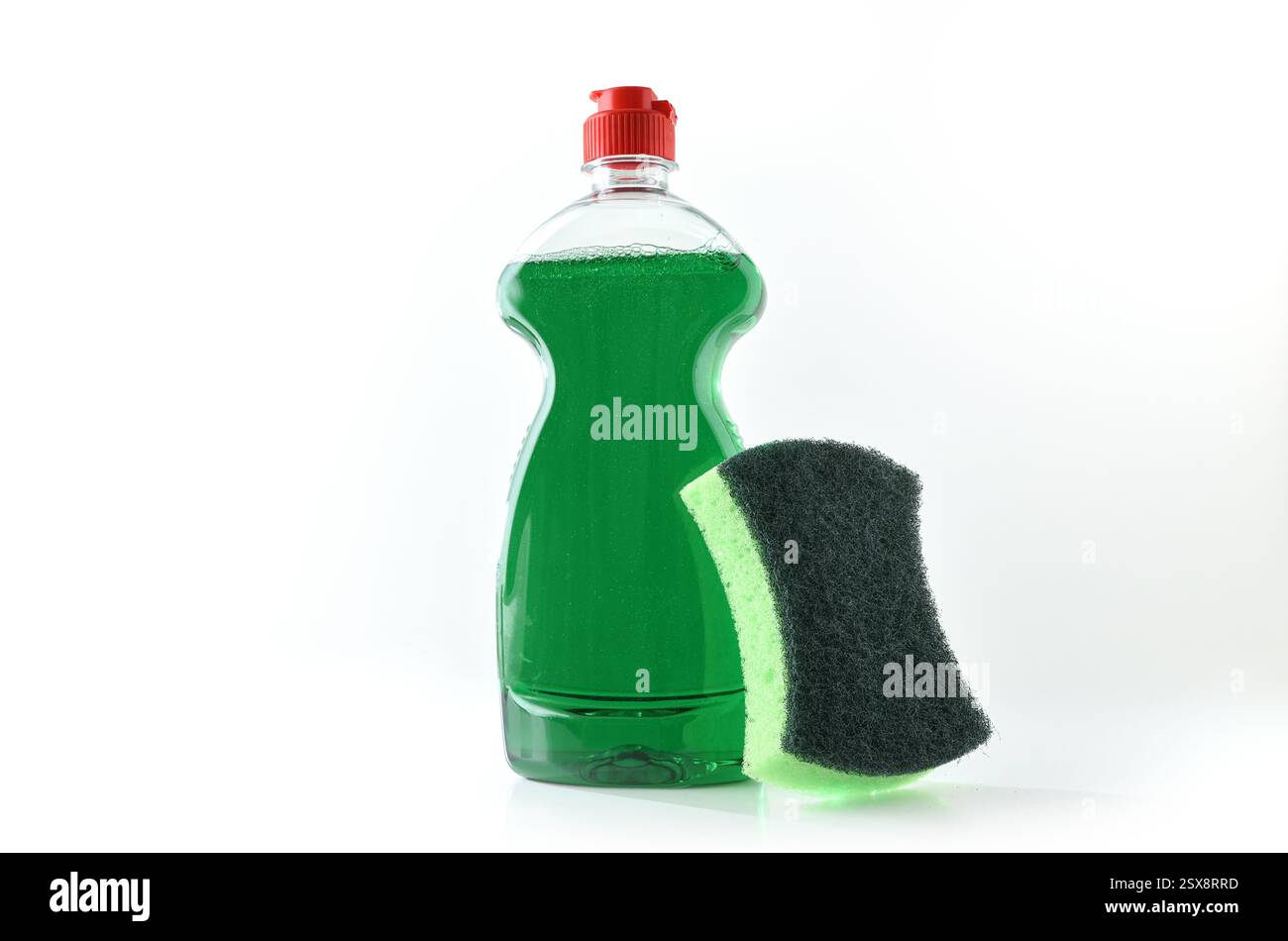 Flacone in plastica con sapone per piatti e spugnetta abrasiva verde con superfici abrasive e spugne isolate su sfondo bianco. Vista frontale. Foto Stock