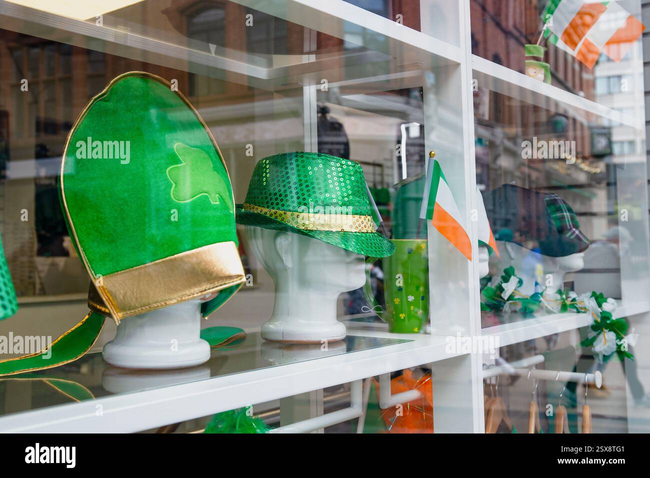 Negozio natalizio pieno di cappelli verdi, bandiere irlandesi e accessori a tema shamrock, per celebrare la festa di San Patrizio in Irlanda Foto Stock