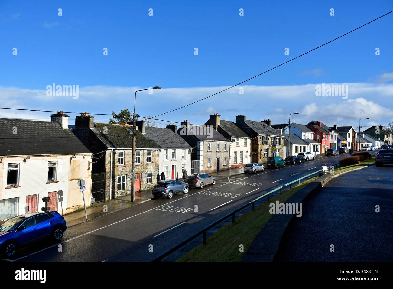 Donegal Town, Irlanda. Case e case con auto. Foto Stock