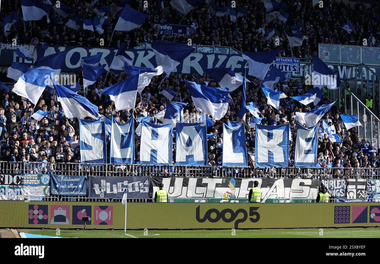 Darmstadt, Germania. 23 febbraio 2025. 23.02.2025, xdcx, Fussball 2. Bundesliga, SV Darmstadt 98 - FC Schalke 04, emonline, emspor, despor, v.l., Schalke-fans, fans, Stimmung, Schals, Trikots, LE NORMATIVE EMOTIONEN DFL/DFB VIETANO QUALSIASI USO DI FOTOGRAFIE COME SEQUENZE DI IMMAGINI E/O QUASI-VIDEO. Credito: dpa/Alamy Live News Foto Stock