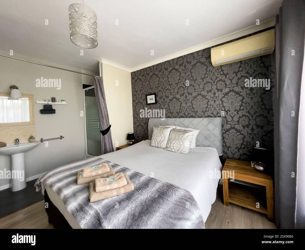 Interni al Juliettes B&B, Ypres, Belgio. - Immagine stock catturata con smartphone