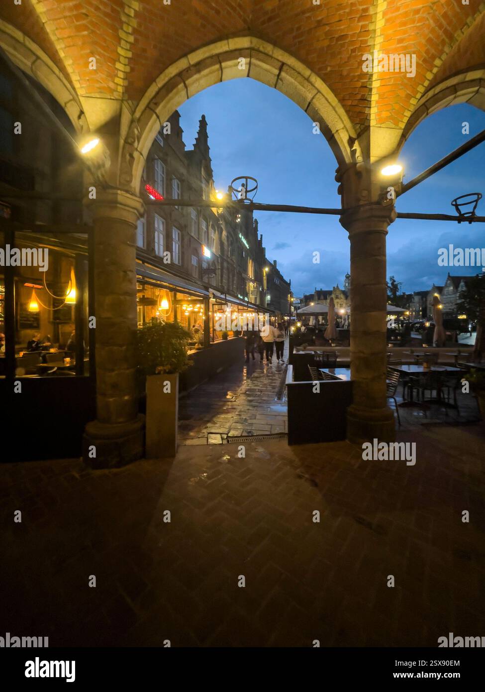 Bar/ristorante affollato a 't Klein Stadhuis che serve ottime cozze del Grote Market di Ypres, Belgio Foto Stock