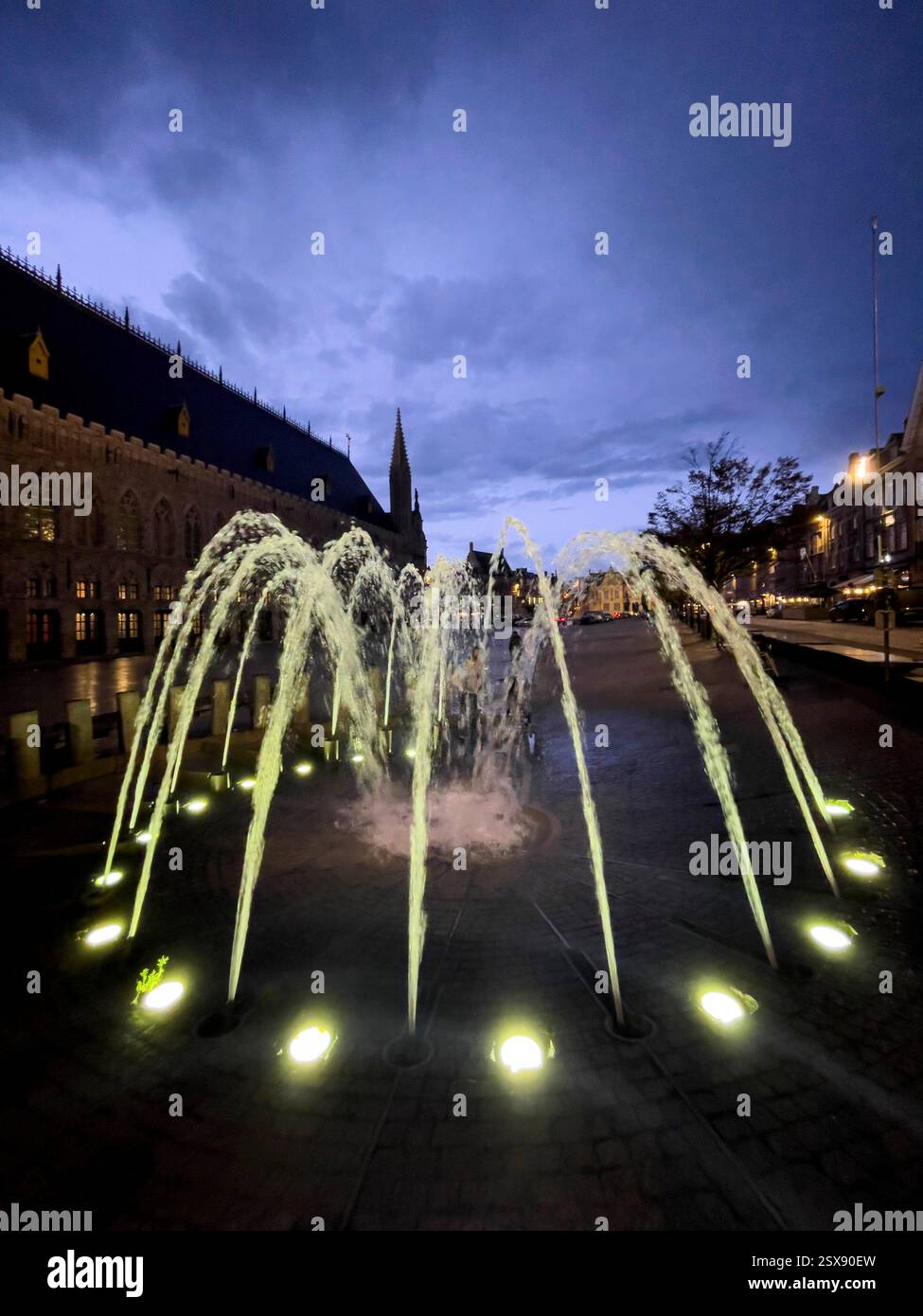 Fontana pubblica a Grote Market, Ypres, Belgio - Immagine stock catturata con smartphone