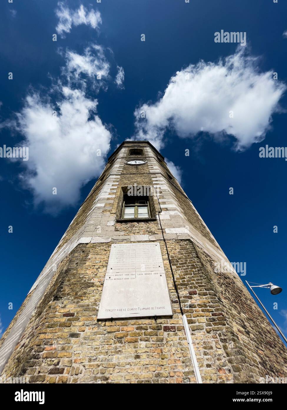 Tour du Leughenaer o Torre del bugiardo è l'edificio più antico di Dunkerque ed è sopravvissuto al baombardment della seconda guerra mondiale - Immagine stock catturata con smartphone