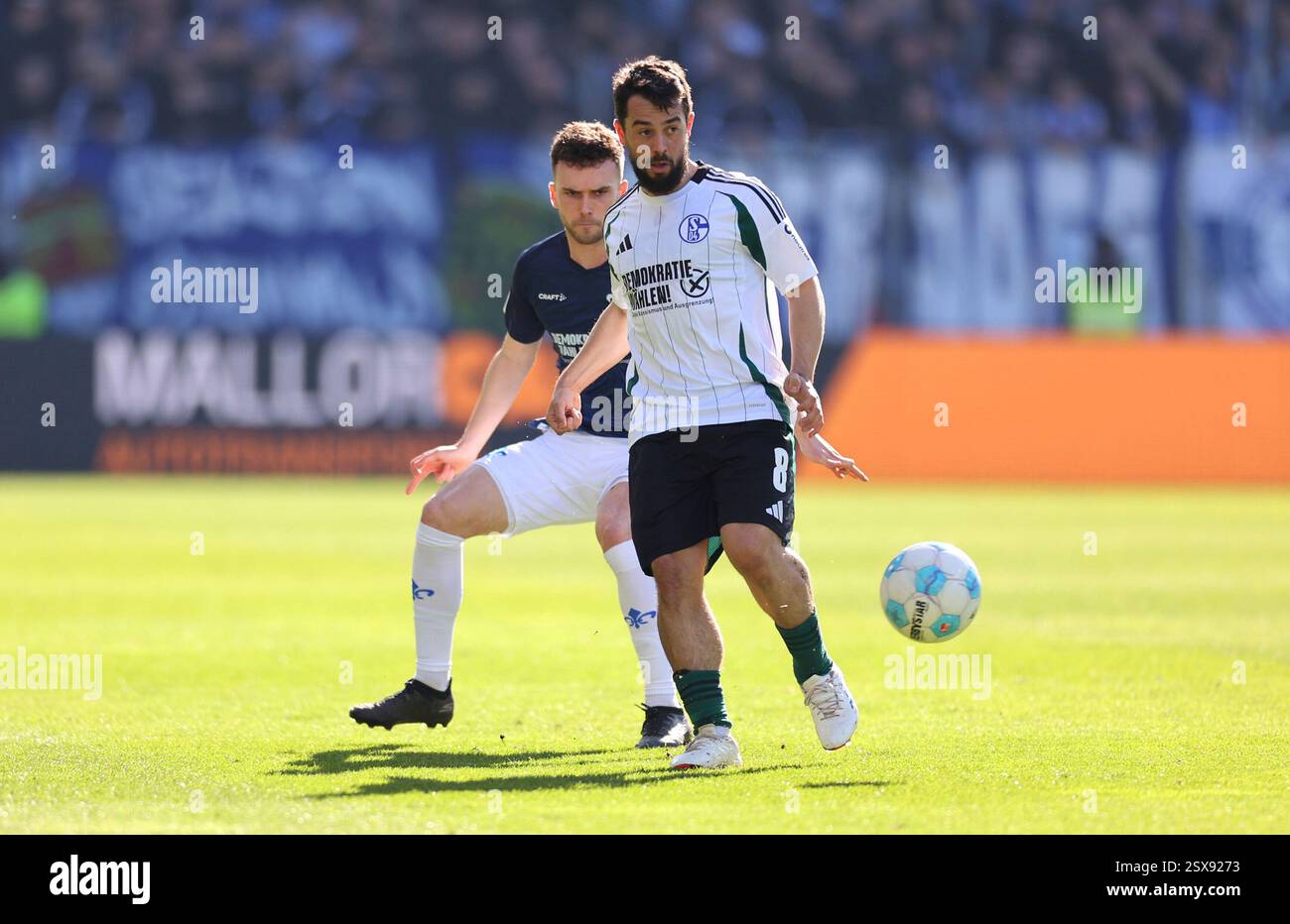 Darmstadt, Germania. 23 febbraio 2025. 23.02.2025, xdcx, Fussball 2. Bundesliga, SV Darmstadt 98 - FC Schalke 04, emonline, emspor, despor, v.l., Sergio Lopez (SV Darmstadt 98), Amin Younes (FC Schalke 04) LE NORMATIVE DFL/DFB VIETANO QUALSIASI USO DI FOTOGRAFIE COME SEQUENZE DI IMMAGINI E/O QUASI-VIDEO. Credito: dpa/Alamy Live News Foto Stock