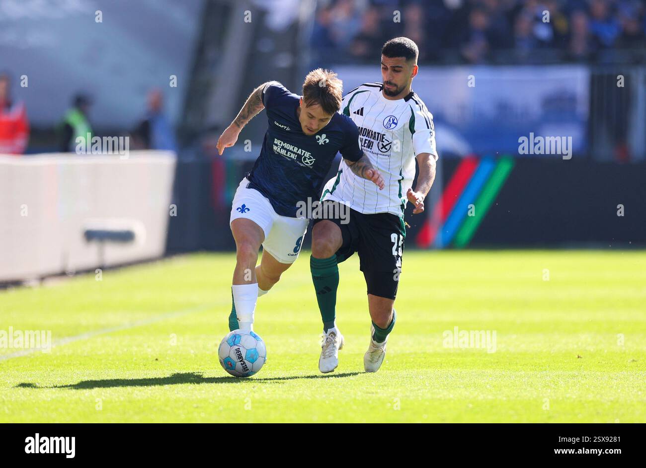 Darmstadt, Germania. 23 febbraio 2025. 23.02.2025, xdcx, Fussball 2. Bundesliga, SV Darmstadt 98 - FC Schalke 04, emonline, emspor, despor, v.l., Luca Marseiler (SV Darmstadt 98), Aymen Barkok (FC Schalke 04) LE NORMATIVE DFL/DFB VIETANO QUALSIASI USO DI FOTOGRAFIE COME SEQUENZE DI IMMAGINI E/O QUASI-VIDEO. Credito: dpa/Alamy Live News Foto Stock
