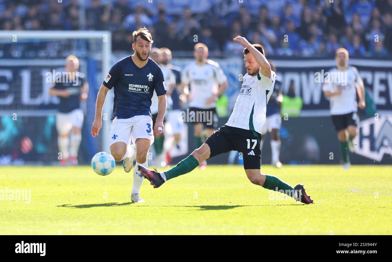 Darmstadt, Germania. 23 febbraio 2025. 23.02.2025, xdcx, Fussball 2. Bundesliga, SV Darmstadt 98 - FC Schalke 04, emonline, emspor, despor, v.l., Killian Corredor (SV Darmstadt 98), Adrian Gantenbein (FC Schalke 04) LE NORMATIVE DFL/DFB VIETANO QUALSIASI USO DI FOTOGRAFIE COME SEQUENZE DI IMMAGINI E/O QUASI-VIDEO. Credito: dpa/Alamy Live News Foto Stock