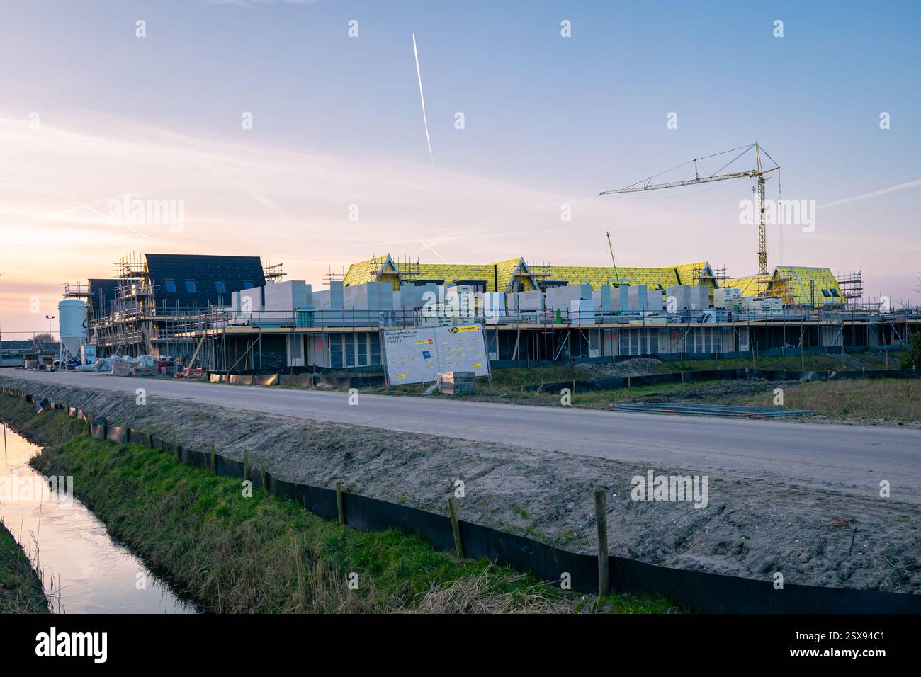 Cantiere nel nuovo quartiere residenziale "De Jonge Veenen" nel villaggio di Moerkapelle, Paesi Bassi. Foto Stock