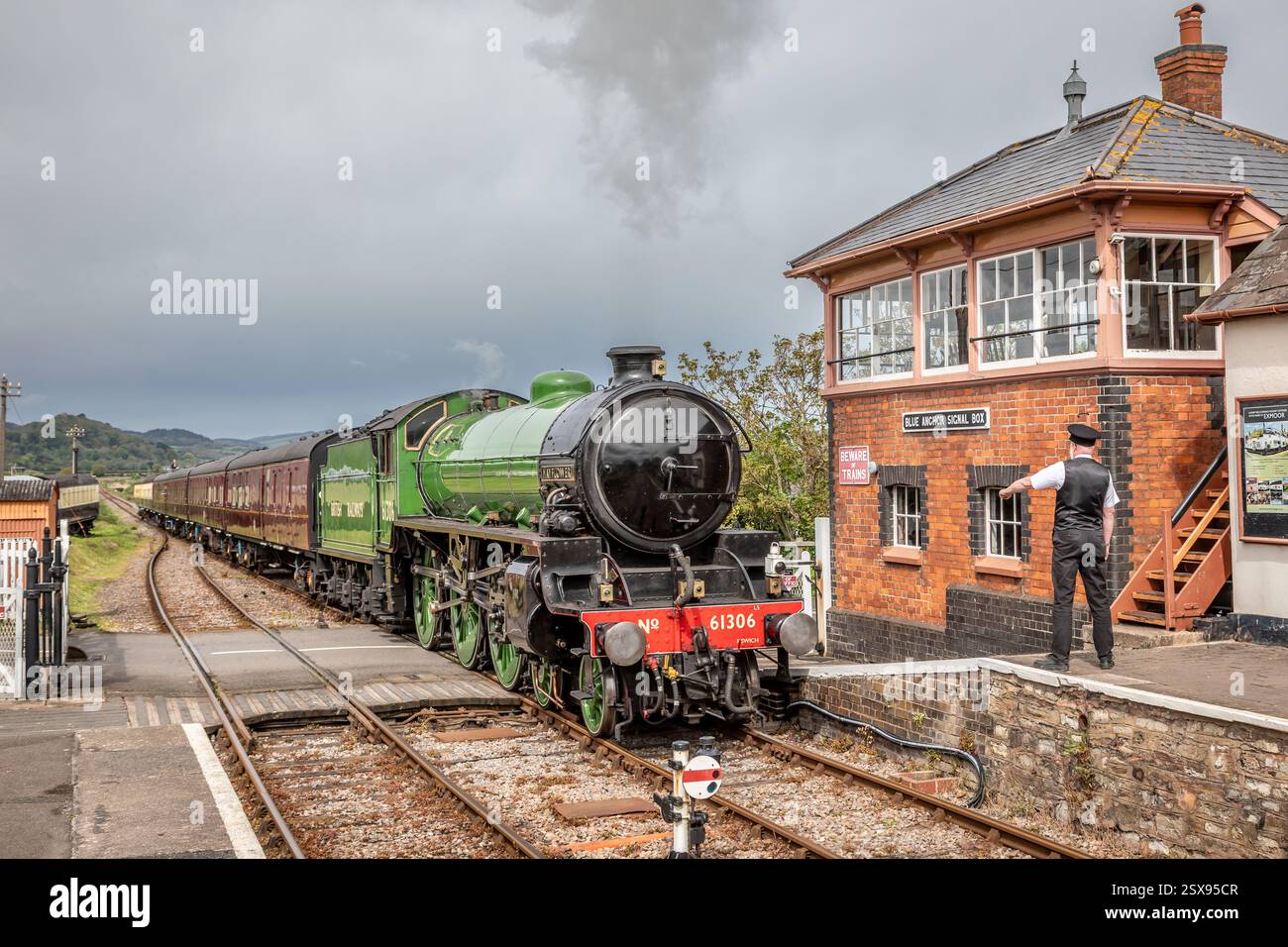 BR 'B1' 4-6-0 No. 61306 'Mayflower' arriva alla stazione di Blue Anchor sulla West Somerset Railway, Somerset Foto Stock