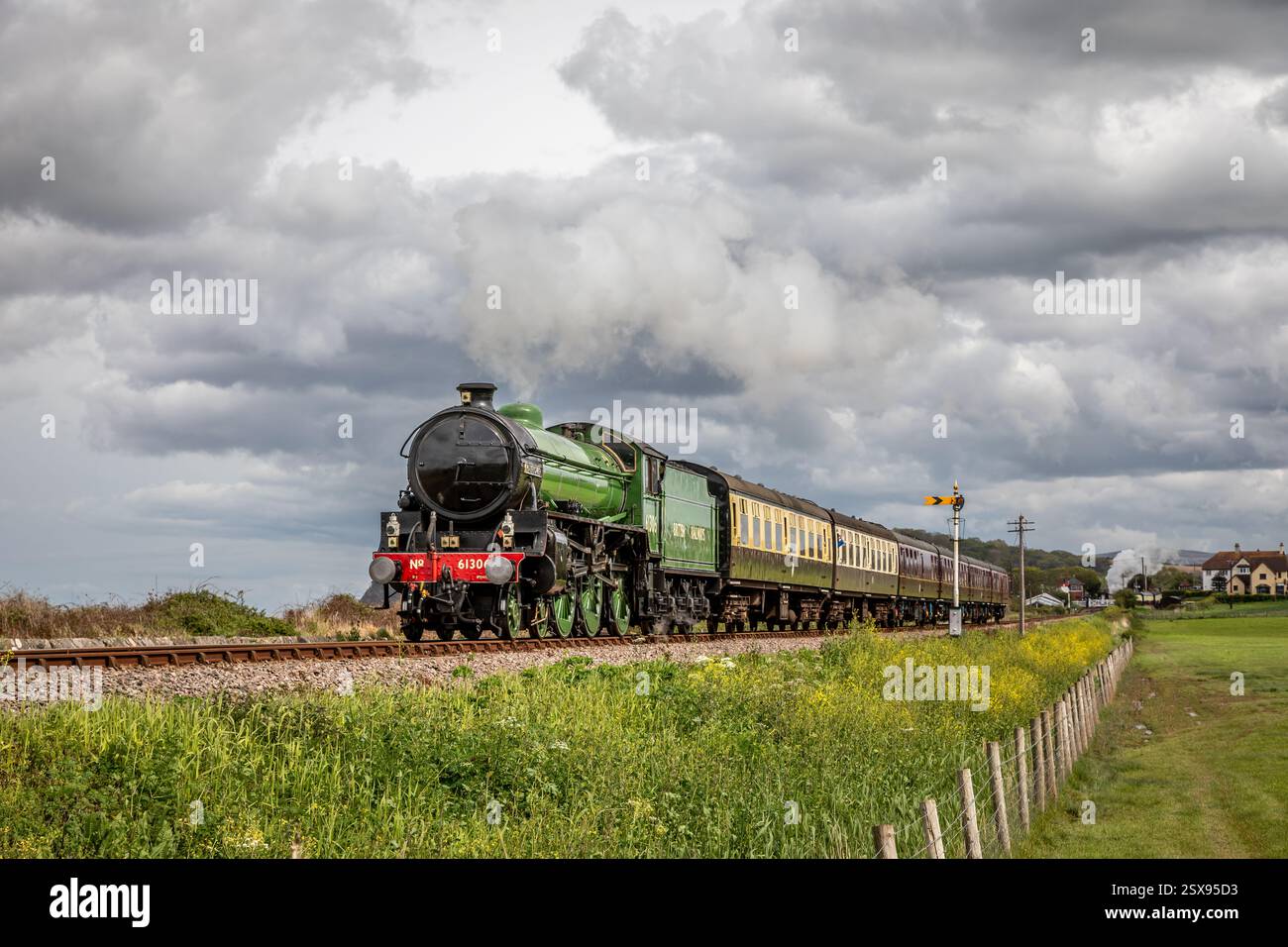 BR 'B1' 4-6-0 No. 61306 'Mayflower' parte dalla stazione di Blue Anchor sulla West Somerset Railway, Somerset Foto Stock
