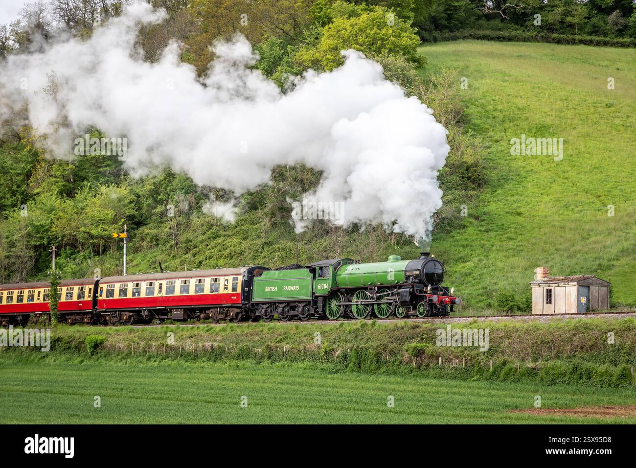 BR 'B1' 4-6-0 No. 61306 'Mayflower' passa Castle Hill sulla West Somerset Railway, Somerset Foto Stock