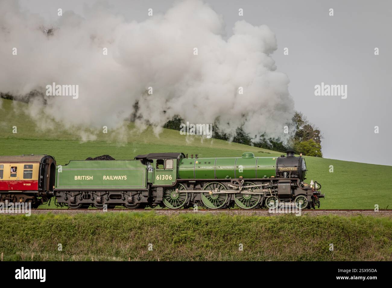 BR 'B1' 4-6-0 No. 61306 'Mayflower' passa Castle Hill sulla West Somerset Railway, Somerset Foto Stock