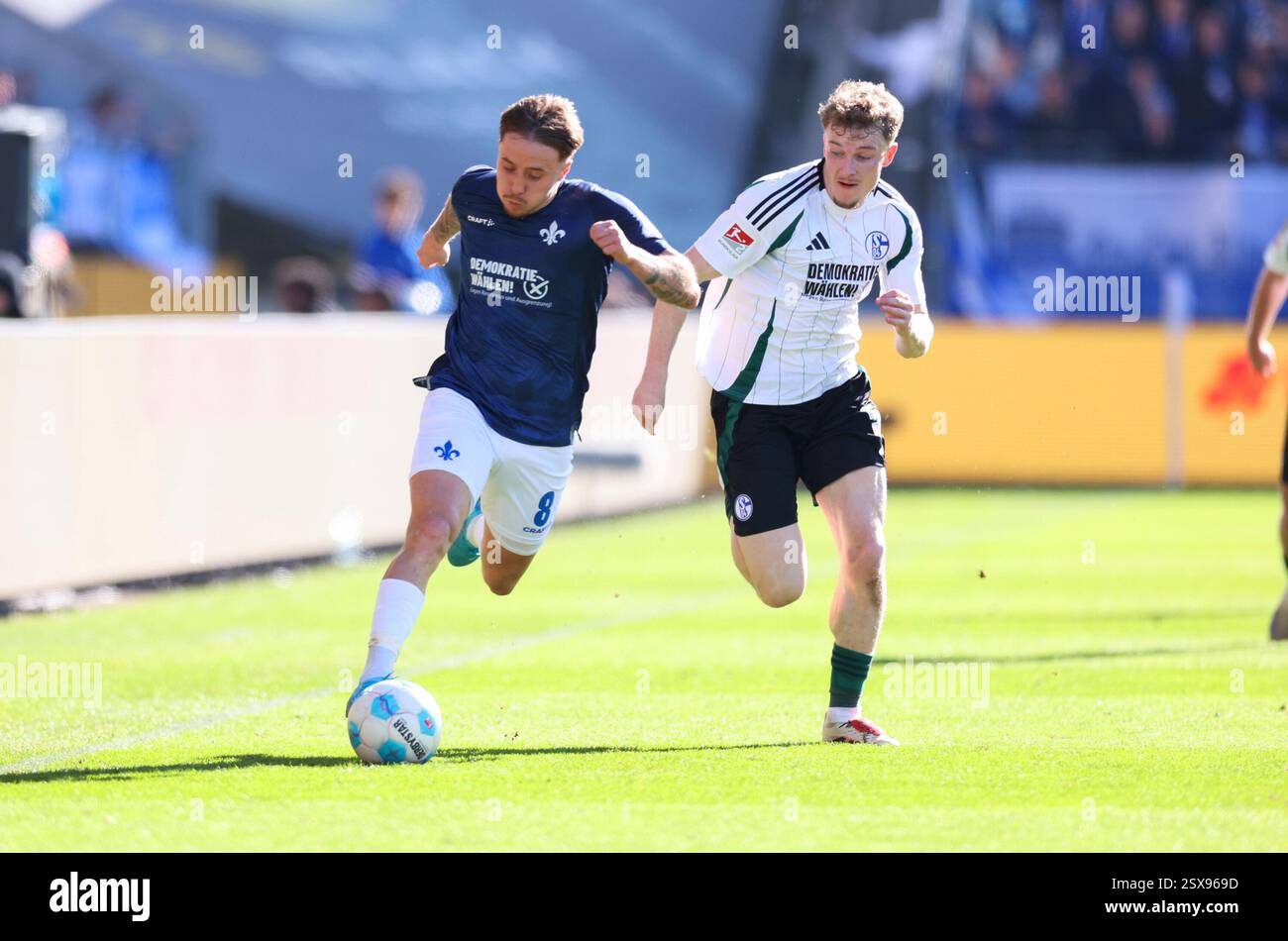 Darmstadt, Germania. 23 febbraio 2025. 23.02.2025, xdcx, Fussball 2. Bundesliga, SV Darmstadt 98 - FC Schalke 04, emonline, emspor, despor, v.l., Luca Marseiler (SV Darmstadt 98), Derry Murkin (FC Schalke 04) LE NORMATIVE DFL/DFB VIETANO QUALSIASI USO DI FOTOGRAFIE COME SEQUENZE DI IMMAGINI E/O QUASI-VIDEO. Credito: dpa/Alamy Live News Foto Stock