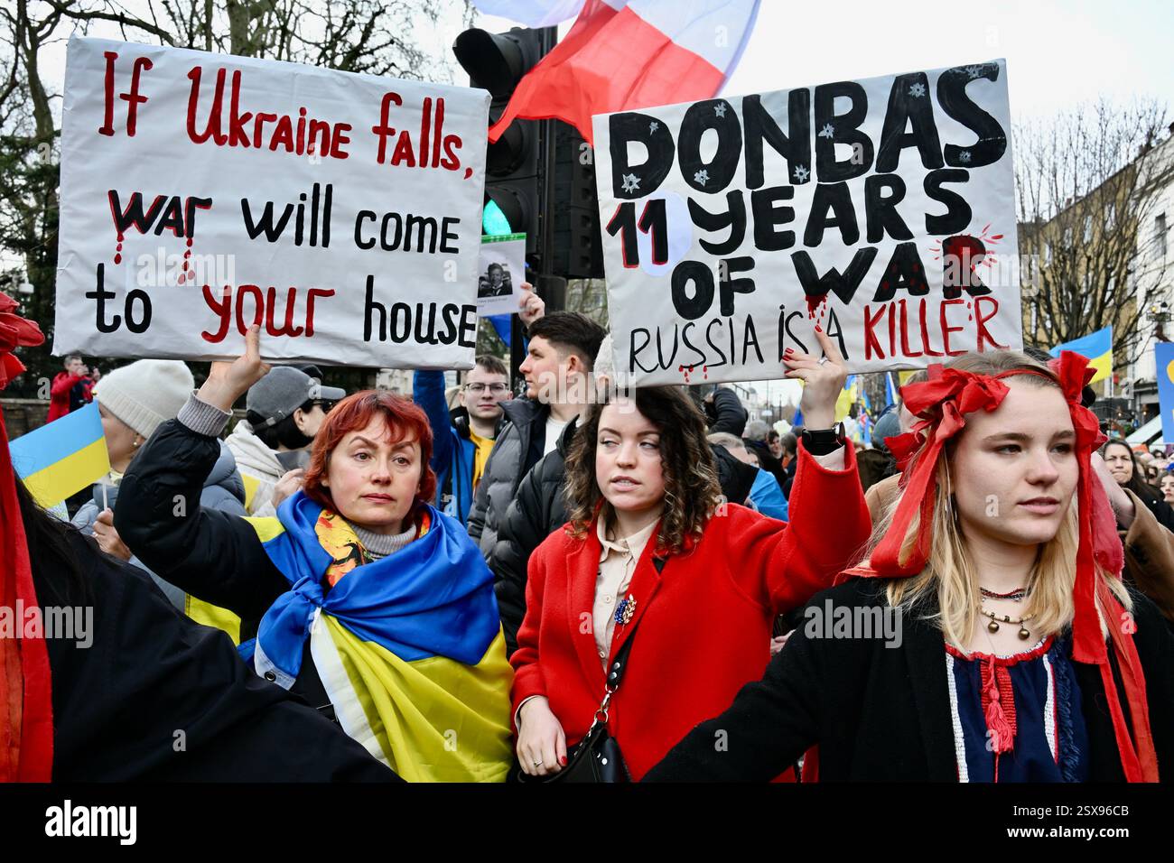 Solidarietà con Ucraina marcia e Rally, alla vigilia del terzo anniversario dell'invasione russa dell'Ucraina, Londra, Regno Unito Foto Stock