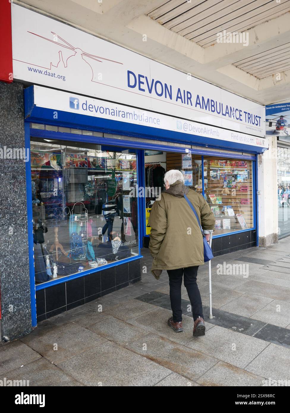 Il negozio di beneficenza Devon Air Ambulance Trust raccoglie fondi per sostenere il servizio di salvataggio di emergenza servizio di risposta elicotteri. Plymouth, Devon, Regno Unito Foto Stock