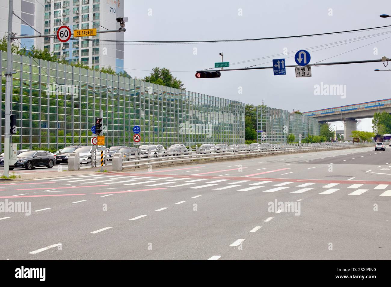 Daejeon, Corea del Sud - 28 maggio 2021: Un ampio incrocio segna l'ingresso alla pista ciclabile lungo North Star Road, con barriere acustiche, tra Foto Stock