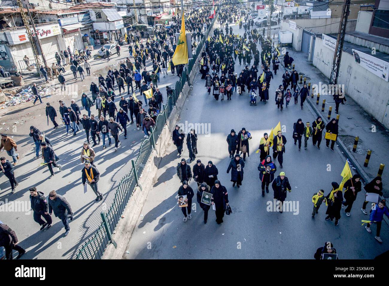 Beirut, Libano. 23 febbraio 2025. Le folle si allineano per le strade dei sobborghi meridionali di Beirut prima della cerimonia funebre di Hassan Nasrallah. Il segretario generale di Hezbollah Hassan Nasrallah è stato ucciso il 27 settembre 2024, quando Israele ha sganciato decine di bombe "bunker buster" sulla sua posizione nella periferia meridionale di Beirut. Credito: SOPA Images Limited/Alamy Live News Foto Stock