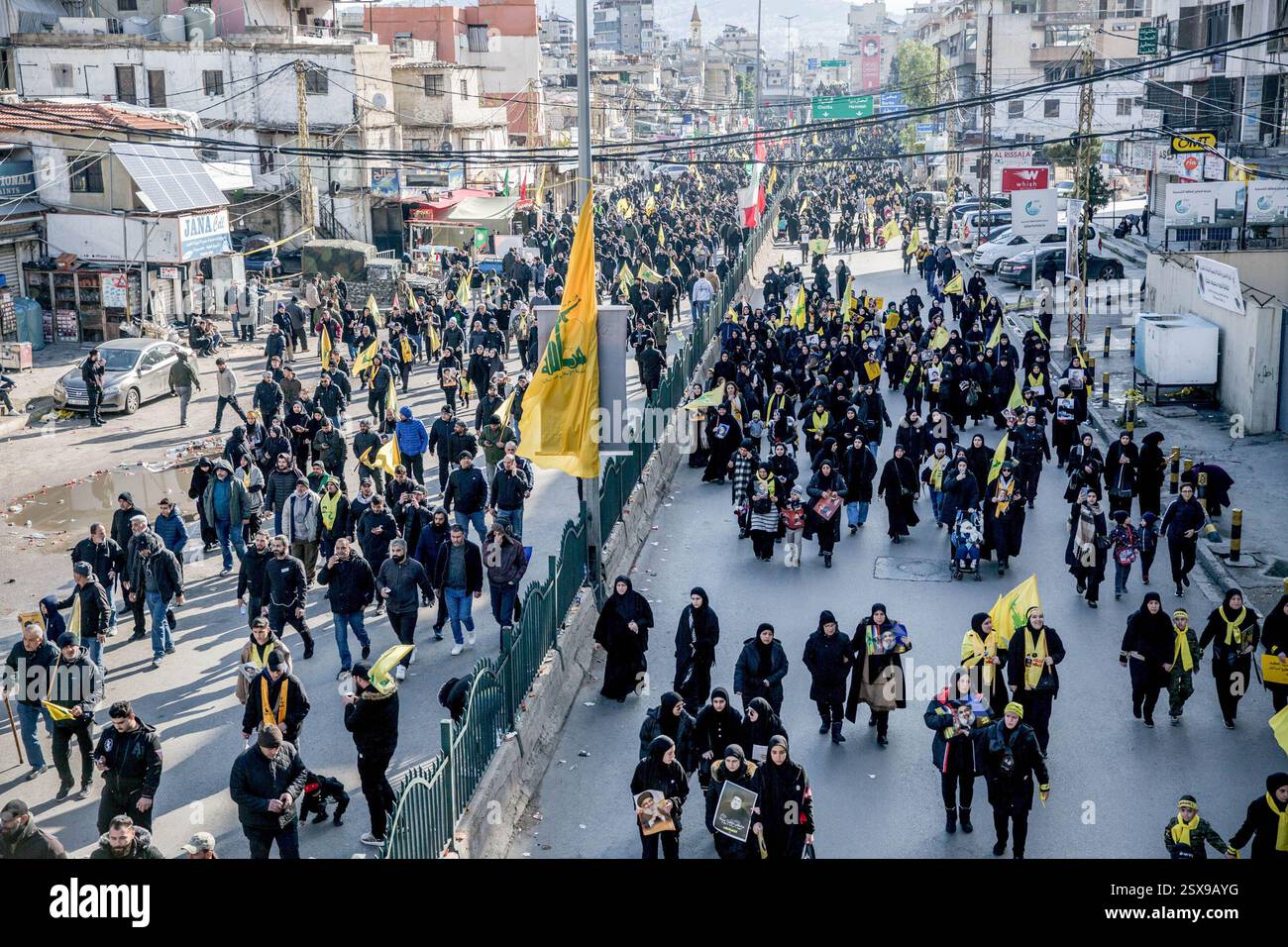Beirut, Libano. 23 febbraio 2025. Le folle si allineano per le strade dei sobborghi meridionali di Beirut prima della cerimonia funebre di Hassan Nasrallah. Il segretario generale di Hezbollah Hassan Nasrallah è stato ucciso il 27 settembre 2024, quando Israele ha sganciato decine di bombe "bunker buster" sulla sua posizione nella periferia meridionale di Beirut. Credito: SOPA Images Limited/Alamy Live News Foto Stock
