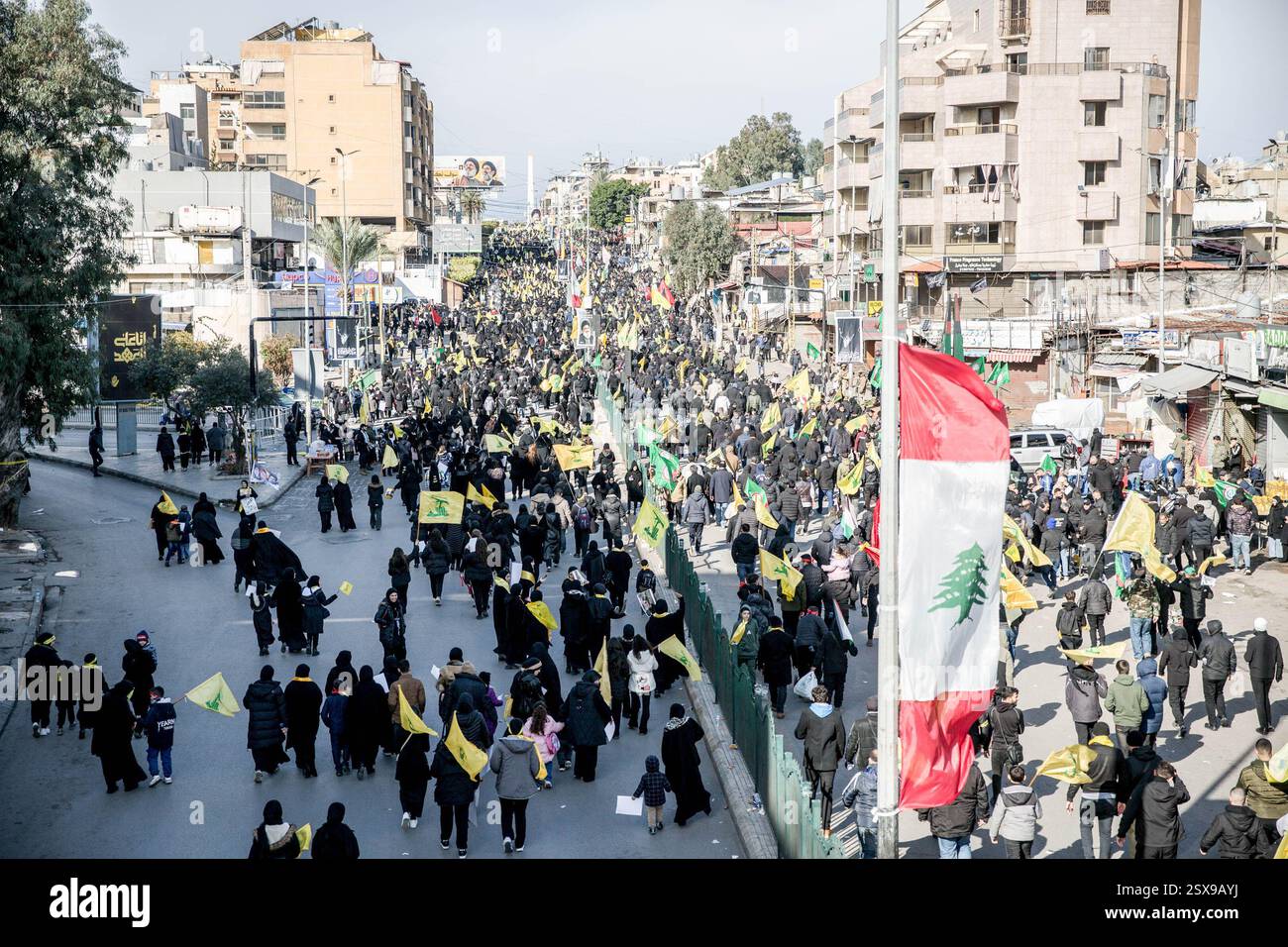 Beirut, Libano. 23 febbraio 2025. Le folle si allineano per le strade dei sobborghi meridionali di Beirut prima della cerimonia funebre di Hassan Nasrallah. Il segretario generale di Hezbollah Hassan Nasrallah è stato ucciso il 27 settembre 2024, quando Israele ha sganciato decine di bombe "bunker buster" sulla sua posizione nella periferia meridionale di Beirut. Credito: SOPA Images Limited/Alamy Live News Foto Stock