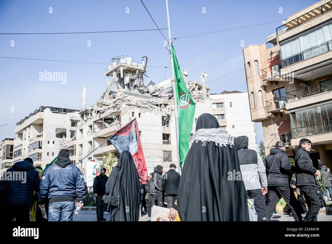Beirut, Libano. 23 febbraio 2025. La folla attende di fronte a un sito di attacco aereo nella periferia meridionale di Beirut, prima della cerimonia funebre di Hassan Nasrallah. Il segretario generale di Hezbollah Hassan Nasrallah è stato ucciso il 27 settembre 2024, quando Israele ha sganciato decine di bombe "bunker buster" sulla sua posizione nella periferia meridionale di Beirut. Credito: SOPA Images Limited/Alamy Live News Foto Stock