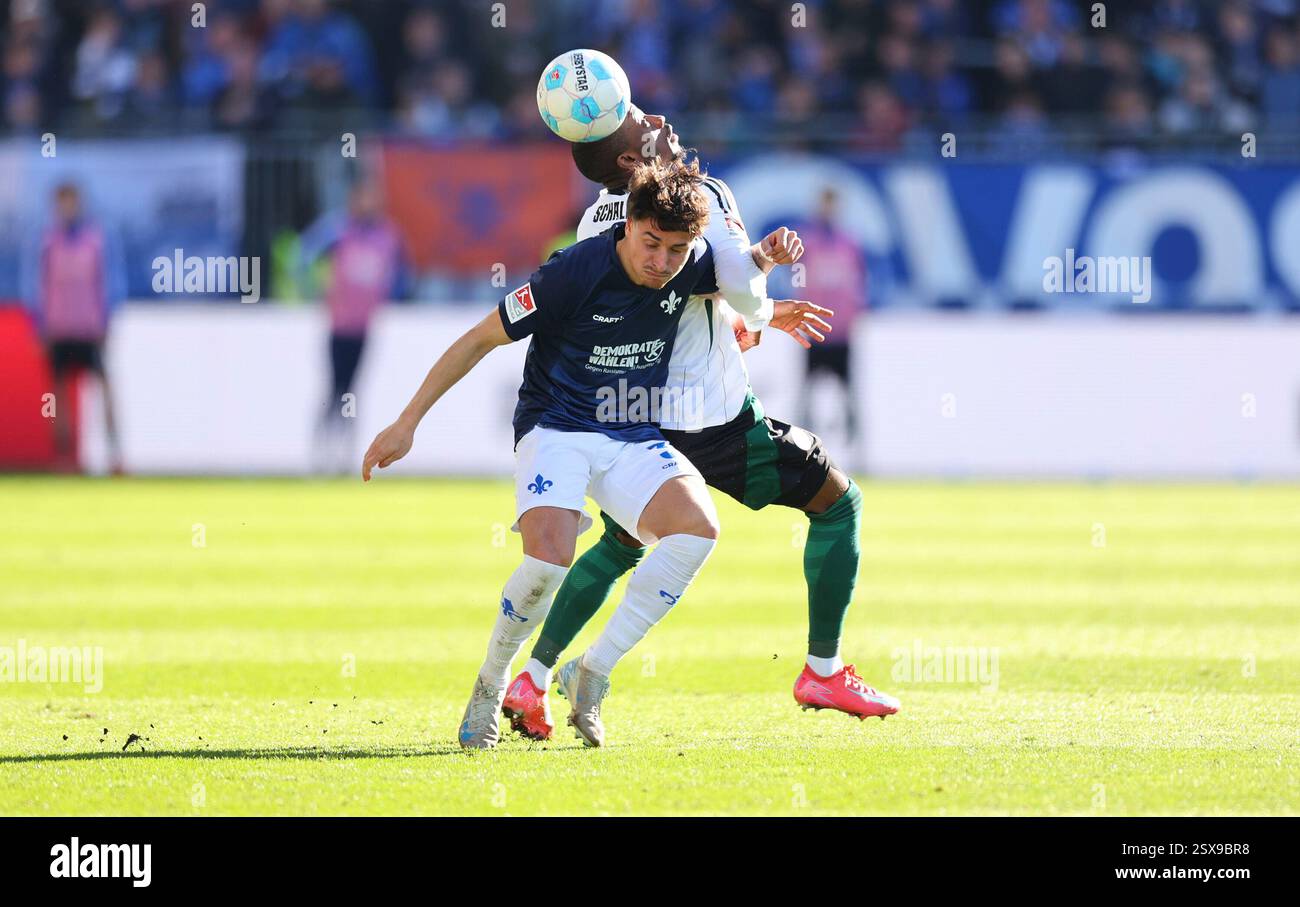 Darmstadt, Germania. 23 febbraio 2025. 23.02.2025, xdcx, Fussball 2. Bundesliga, SV Darmstadt 98 - FC Schalke 04, emonline, emspor, despor, v.l., Guillermo Bueno Lopez (SV Darmstadt 98), Christopher Antwi-Adjei (FC Schalke 04) I REGOLAMENTI DFL/DFB VIETANO QUALSIASI USO DI FOTOGRAFIE COME SEQUENZE DI IMMAGINI E/O QUASI-VIDEO. Credito: dpa/Alamy Live News Foto Stock
