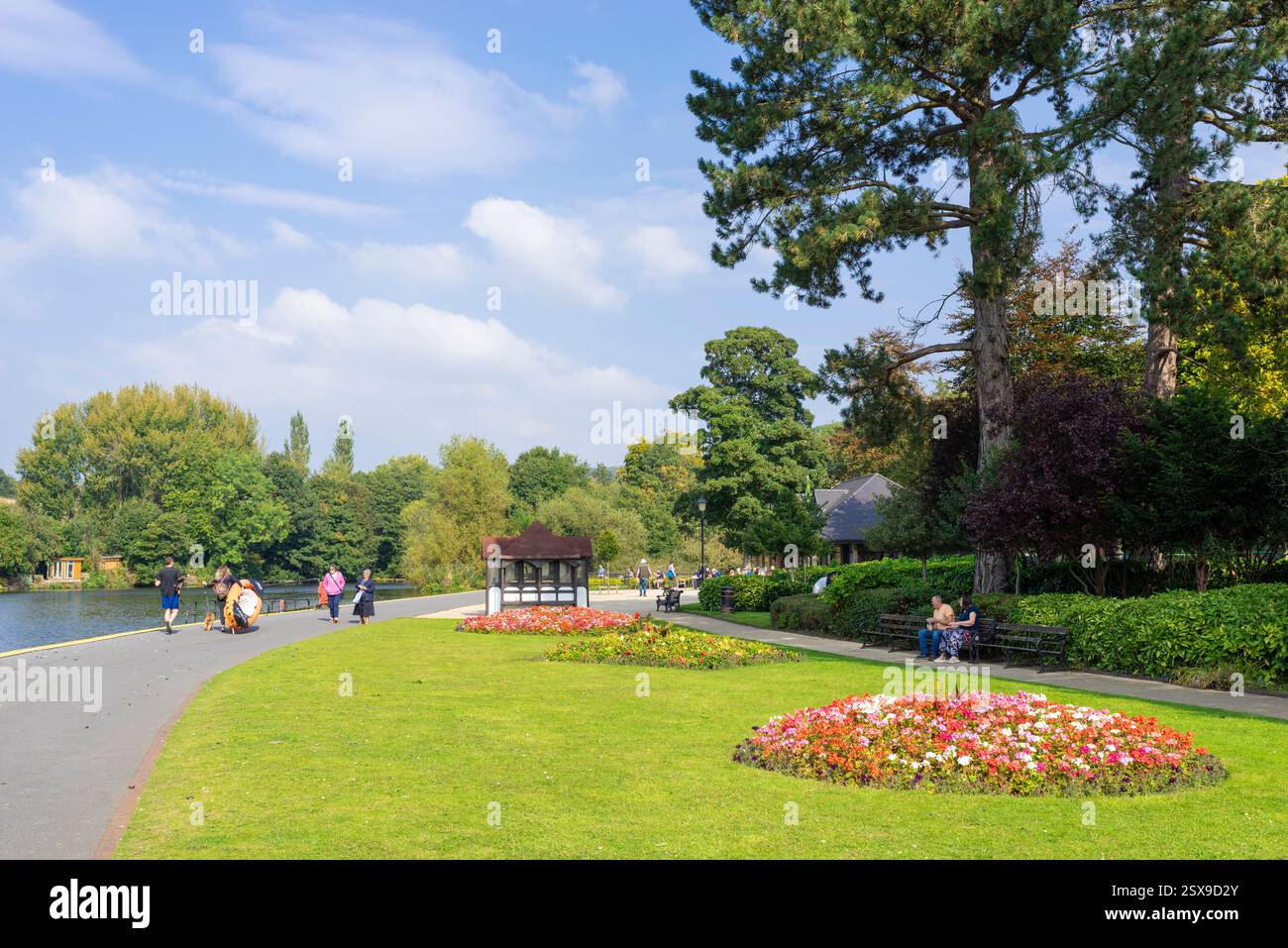 Belper River Gardens persone che camminano nei Belper River Gardens Belper Derbyshire Inghilterra Regno Unito Europa Foto Stock