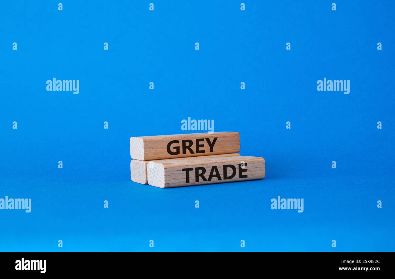 Simbolo commerciale grigio. Blocchi di legno con parole "commercio grigio". Bellissimo sfondo blu. Business e concetto di commercio grigio. Copia spazio. Foto Stock