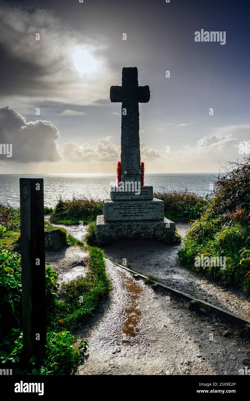 Polperro Parish Memorial Cross, monumento di guerra sulla costa vicino a Polperro, Cornovaglia Foto Stock