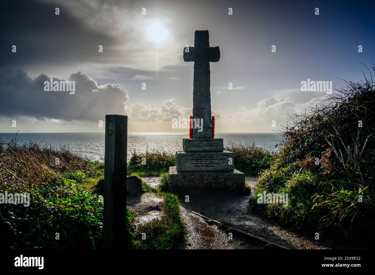 Polperro Parish Memorial Cross, monumento di guerra sulla costa vicino a Polperro, Cornovaglia Foto Stock