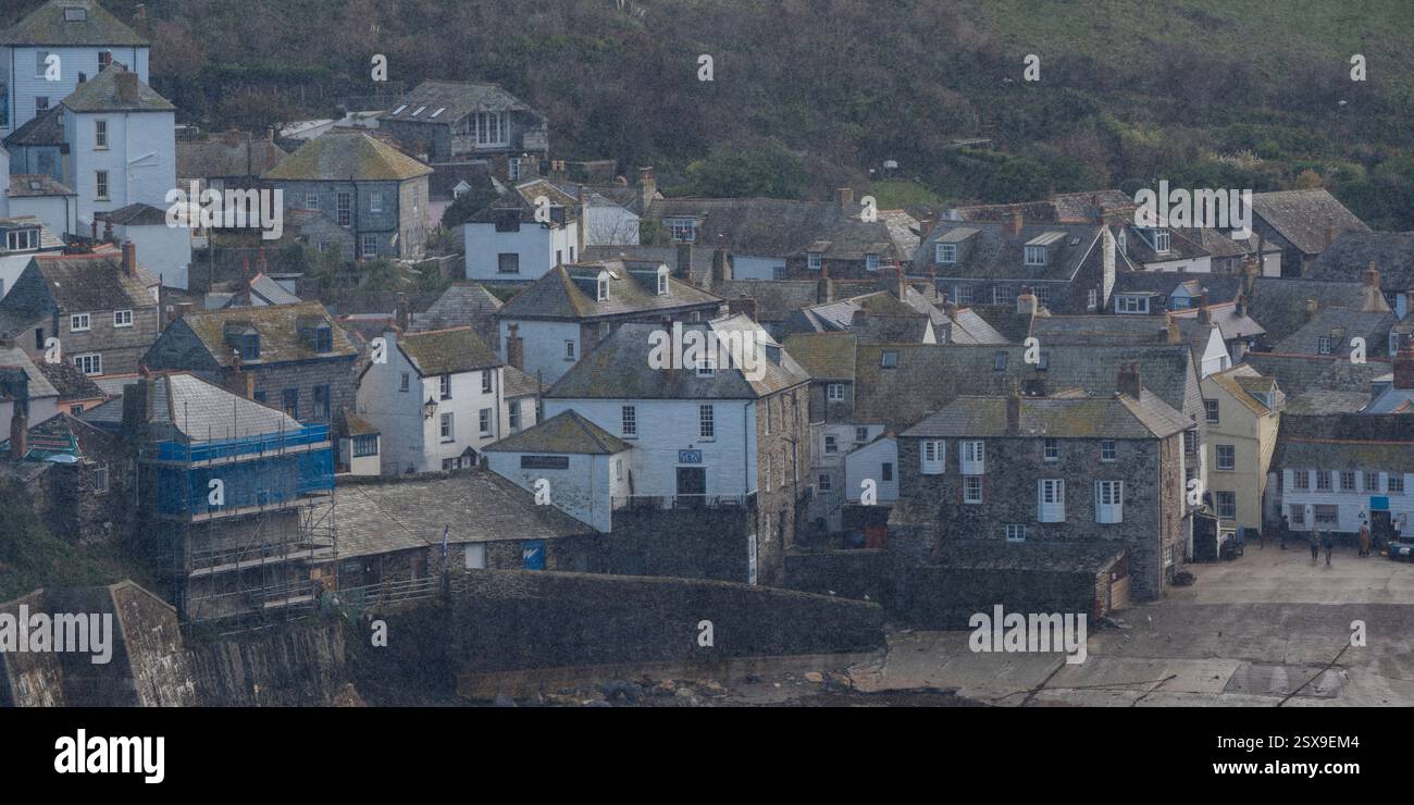 Radura piovana sul porto di Port Isaac, Port Isaac, Cornovaglia, regno unito Foto Stock