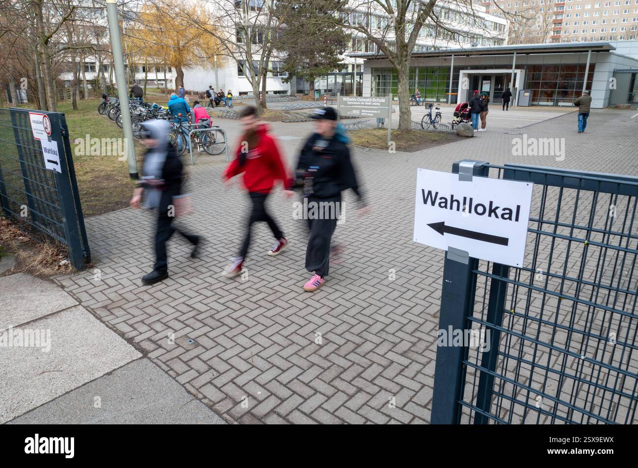 Lipsia - Bundestagswahl 2025: Wahlbeteiligung in Messestadt höher als 2021 23.02.2025 gegen 15 Uhr Leipzig-Lößnig, Willi-Bredel-Straße Wahllokal Wilhelm-Ostwald-Gymnasium Auch nach dem Mittag hält die Beteiligung der Wähler in Lipsia an. Wie ein Stadtsprecher um 14 Uhr mitteilt, liegt die Wahlbeteiligung am frühen Nachmittag bei 67,1 Prozent - und somit deutlich höher als noch 2021. Laut Landeswahlleiter haben mit Stand 14 Uhr 39,6 Prozent der Wahlberechtigten a ganz Sachsen ihre Stimme abgegeben. BEI der vergangenen Bundestagswahl 2021 waren es zu diesem Zeitpunkt 36,4 Prozent. Außerdem noi Foto Stock