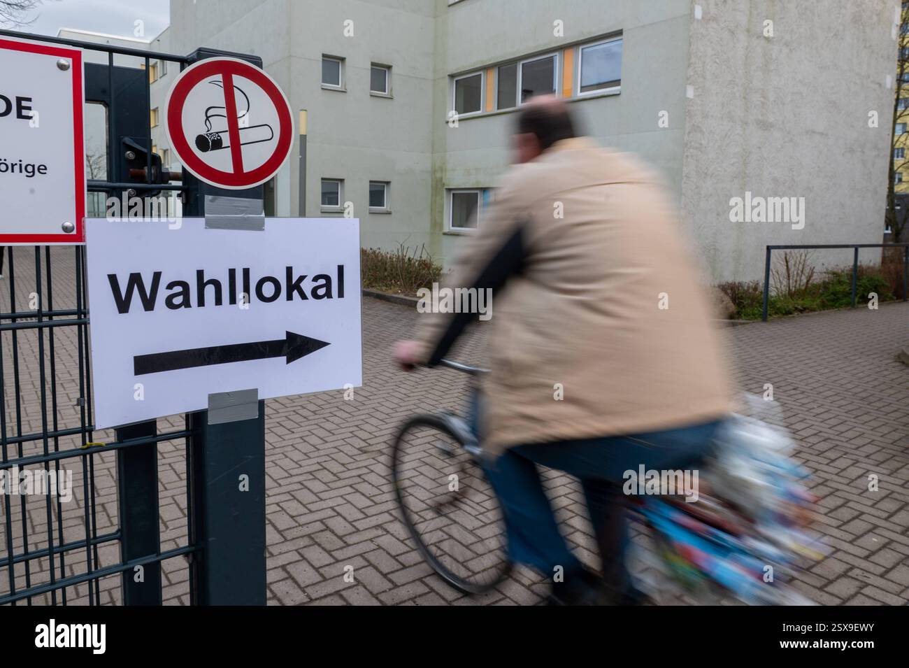 Lipsia - Bundestagswahl 2025: Wahlbeteiligung in Messestadt höher als 2021 23.02.2025 gegen 15 Uhr Leipzig-Lößnig, Willi-Bredel-Straße Wahllokal Wilhelm-Ostwald-Gymnasium Auch nach dem Mittag hält die Beteiligung der Wähler in Lipsia an. Wie ein Stadtsprecher um 14 Uhr mitteilt, liegt die Wahlbeteiligung am frühen Nachmittag bei 67,1 Prozent - und somit deutlich höher als noch 2021. Laut Landeswahlleiter haben mit Stand 14 Uhr 39,6 Prozent der Wahlberechtigten a ganz Sachsen ihre Stimme abgegeben. BEI der vergangenen Bundestagswahl 2021 waren es zu diesem Zeitpunkt 36,4 Prozent. Außerdem noi Foto Stock
