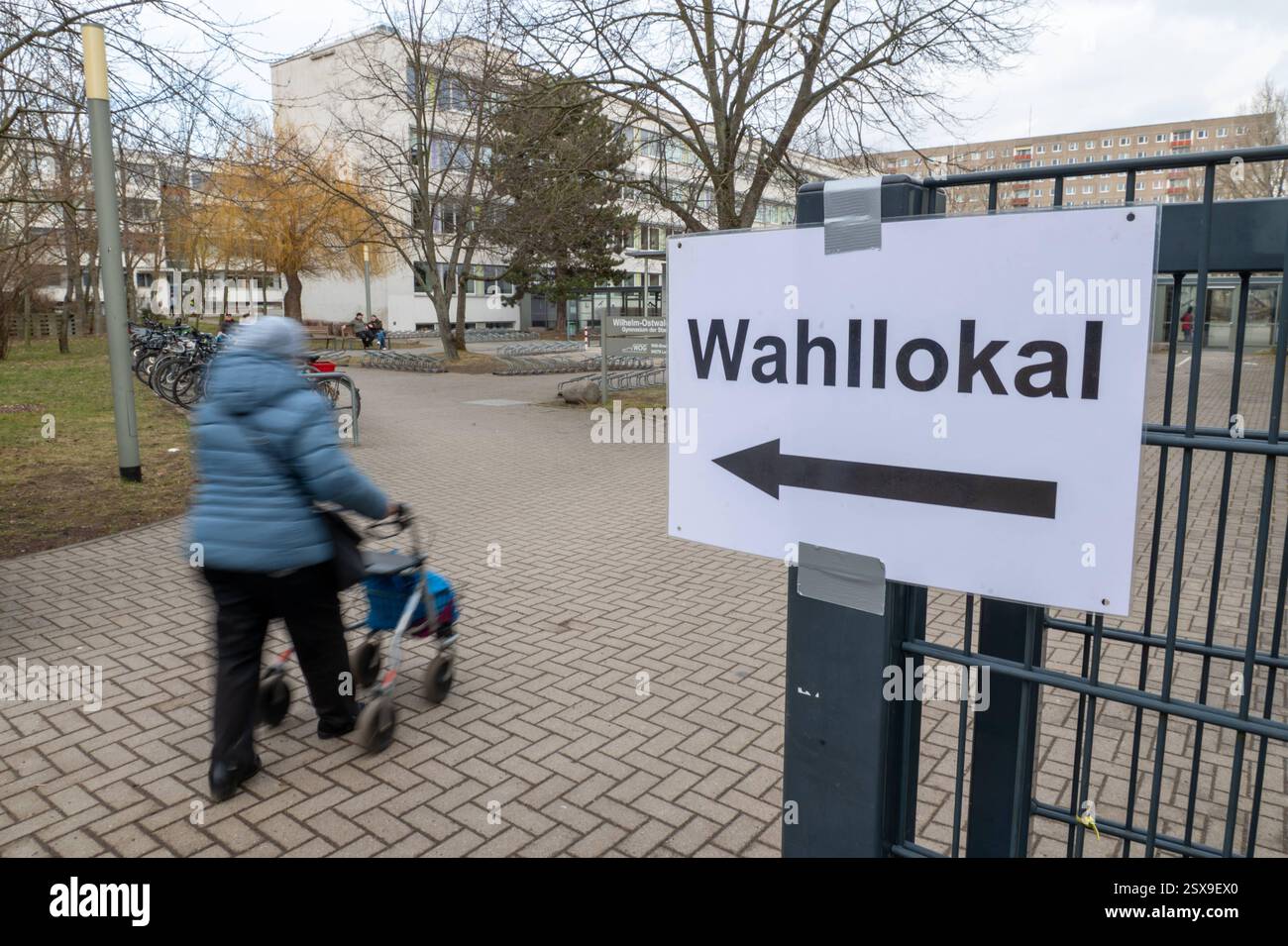 Lipsia - Bundestagswahl 2025: Wahlbeteiligung in Messestadt höher als 2021 23.02.2025 gegen 15 Uhr Leipzig-Lößnig, Willi-Bredel-Straße Wahllokal Wilhelm-Ostwald-Gymnasium Auch nach dem Mittag hält die Beteiligung der Wähler in Lipsia an. Wie ein Stadtsprecher um 14 Uhr mitteilt, liegt die Wahlbeteiligung am frühen Nachmittag bei 67,1 Prozent - und somit deutlich höher als noch 2021. Laut Landeswahlleiter haben mit Stand 14 Uhr 39,6 Prozent der Wahlberechtigten a ganz Sachsen ihre Stimme abgegeben. BEI der vergangenen Bundestagswahl 2021 waren es zu diesem Zeitpunkt 36,4 Prozent. Außerdem noi Foto Stock