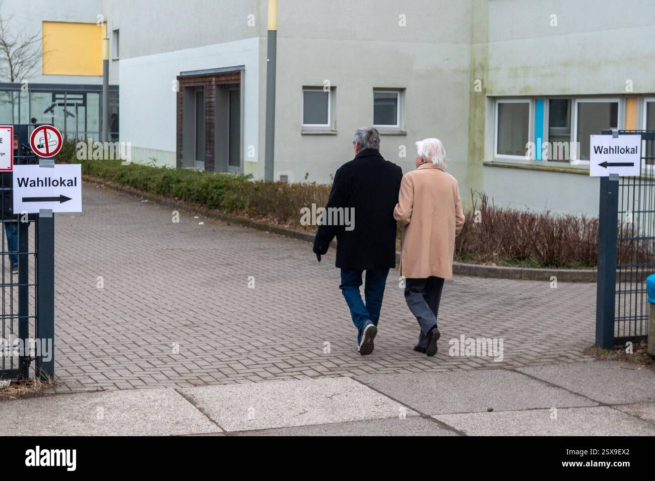 Lipsia - Bundestagswahl 2025: Wahlbeteiligung in Messestadt höher als 2021 23.02.2025 gegen 15 Uhr Leipzig-Lößnig, Willi-Bredel-Straße Wahllokal Wilhelm-Ostwald-Gymnasium Auch nach dem Mittag hält die Beteiligung der Wähler in Lipsia an. Wie ein Stadtsprecher um 14 Uhr mitteilt, liegt die Wahlbeteiligung am frühen Nachmittag bei 67,1 Prozent - und somit deutlich höher als noch 2021. Laut Landeswahlleiter haben mit Stand 14 Uhr 39,6 Prozent der Wahlberechtigten a ganz Sachsen ihre Stimme abgegeben. BEI der vergangenen Bundestagswahl 2021 waren es zu diesem Zeitpunkt 36,4 Prozent. Außerdem noi Foto Stock
