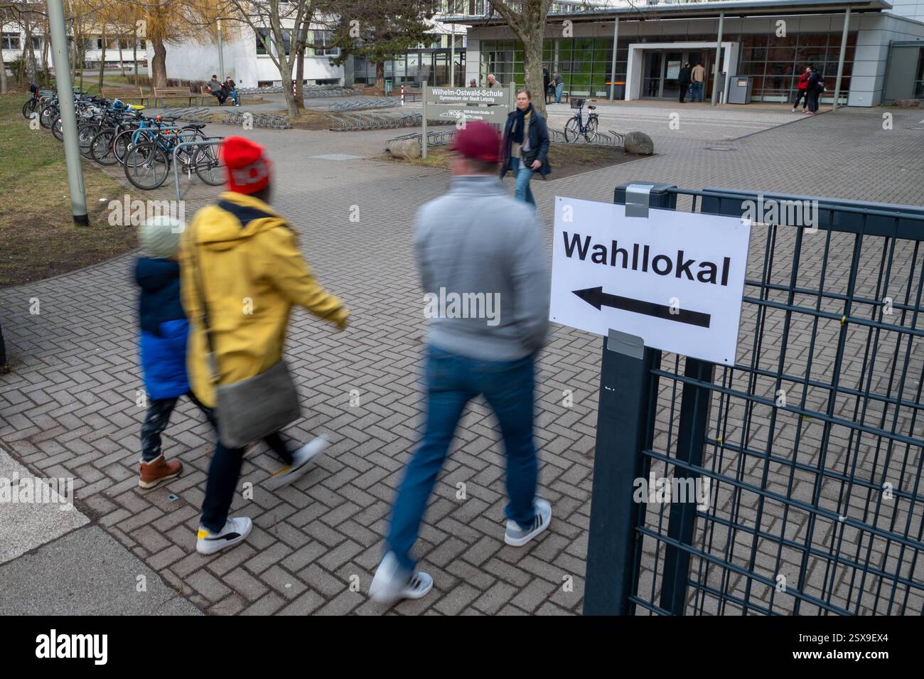 Lipsia - Bundestagswahl 2025: Wahlbeteiligung in Messestadt höher als 2021 23.02.2025 gegen 15 Uhr Leipzig-Lößnig, Willi-Bredel-Straße Wahllokal Wilhelm-Ostwald-Gymnasium Auch nach dem Mittag hält die Beteiligung der Wähler in Lipsia an. Wie ein Stadtsprecher um 14 Uhr mitteilt, liegt die Wahlbeteiligung am frühen Nachmittag bei 67,1 Prozent - und somit deutlich höher als noch 2021. Laut Landeswahlleiter haben mit Stand 14 Uhr 39,6 Prozent der Wahlberechtigten a ganz Sachsen ihre Stimme abgegeben. BEI der vergangenen Bundestagswahl 2021 waren es zu diesem Zeitpunkt 36,4 Prozent. Außerdem noi Foto Stock