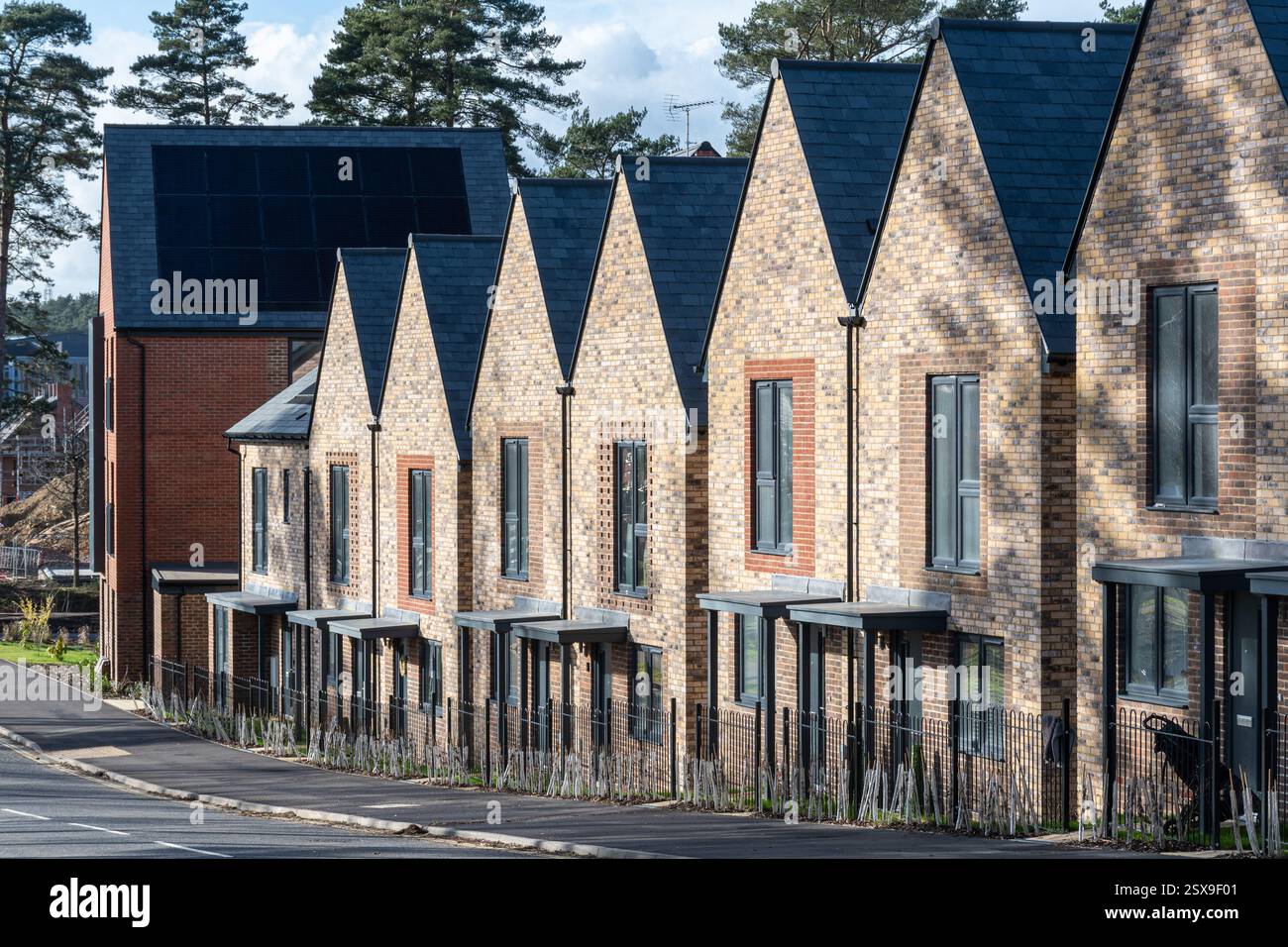 Case di nuova costruzione che ospitano case proprietà nel quartiere Dukes di Bordon, una nuova città nell'Hampshire, Inghilterra, Regno Unito. Sviluppo abitativo Foto Stock