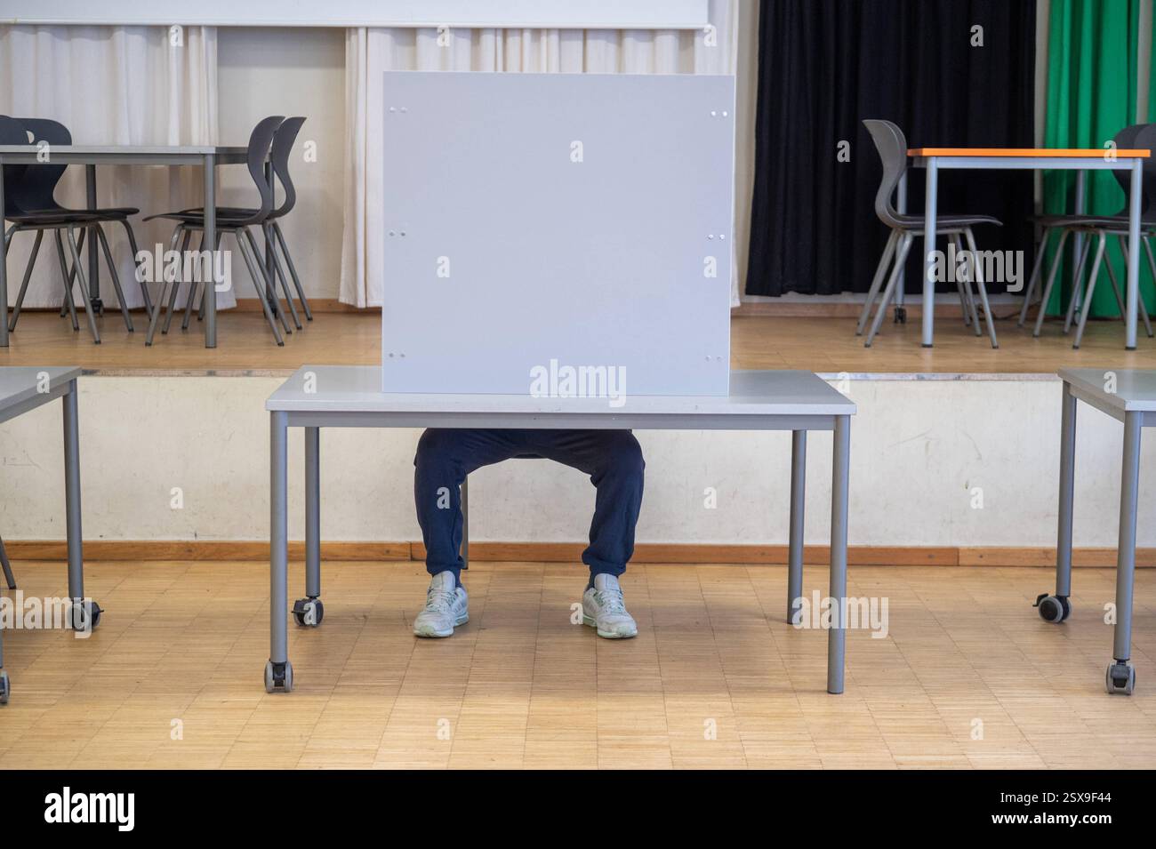 Lipsia - Bundestagswahl 2025: Wahlbeteiligung in Messestadt höher als 2021 23.02.2025 gegen 15 Uhr Leipzig-Lößnig, Willi-Bredel-Straße Wahllokal Wilhelm-Ostwald-Gymnasium Auch nach dem Mittag hält die Beteiligung der Wähler in Lipsia an. Wie ein Stadtsprecher um 14 Uhr mitteilt, liegt die Wahlbeteiligung am frühen Nachmittag bei 67,1 Prozent - und somit deutlich höher als noch 2021. Laut Landeswahlleiter haben mit Stand 14 Uhr 39,6 Prozent der Wahlberechtigten a ganz Sachsen ihre Stimme abgegeben. BEI der vergangenen Bundestagswahl 2021 waren es zu diesem Zeitpunkt 36,4 Prozent. Außerdem noi Foto Stock