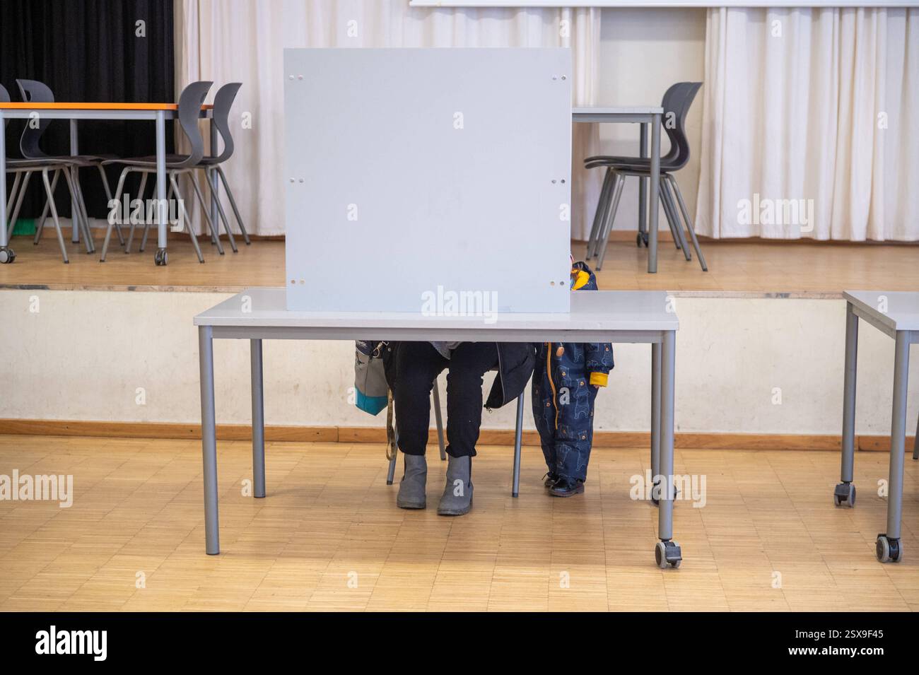 Lipsia - Bundestagswahl 2025: Wahlbeteiligung in Messestadt höher als 2021 23.02.2025 gegen 15 Uhr Leipzig-Lößnig, Willi-Bredel-Straße Wahllokal Wilhelm-Ostwald-Gymnasium Auch nach dem Mittag hält die Beteiligung der Wähler in Lipsia an. Wie ein Stadtsprecher um 14 Uhr mitteilt, liegt die Wahlbeteiligung am frühen Nachmittag bei 67,1 Prozent - und somit deutlich höher als noch 2021. Laut Landeswahlleiter haben mit Stand 14 Uhr 39,6 Prozent der Wahlberechtigten a ganz Sachsen ihre Stimme abgegeben. BEI der vergangenen Bundestagswahl 2021 waren es zu diesem Zeitpunkt 36,4 Prozent. Außerdem noi Foto Stock