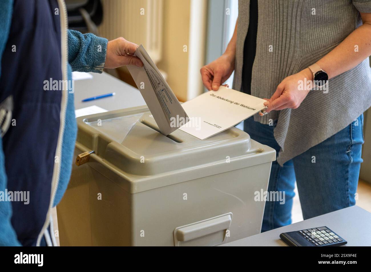 Lipsia - Bundestagswahl 2025: Wahlbeteiligung in Messestadt höher als 2021 23.02.2025 gegen 15 Uhr Leipzig-Lößnig, Willi-Bredel-Straße Wahllokal Wilhelm-Ostwald-Gymnasium Auch nach dem Mittag hält die Beteiligung der Wähler in Lipsia an. Wie ein Stadtsprecher um 14 Uhr mitteilt, liegt die Wahlbeteiligung am frühen Nachmittag bei 67,1 Prozent - und somit deutlich höher als noch 2021. Laut Landeswahlleiter haben mit Stand 14 Uhr 39,6 Prozent der Wahlberechtigten a ganz Sachsen ihre Stimme abgegeben. BEI der vergangenen Bundestagswahl 2021 waren es zu diesem Zeitpunkt 36,4 Prozent. Außerdem noi Foto Stock