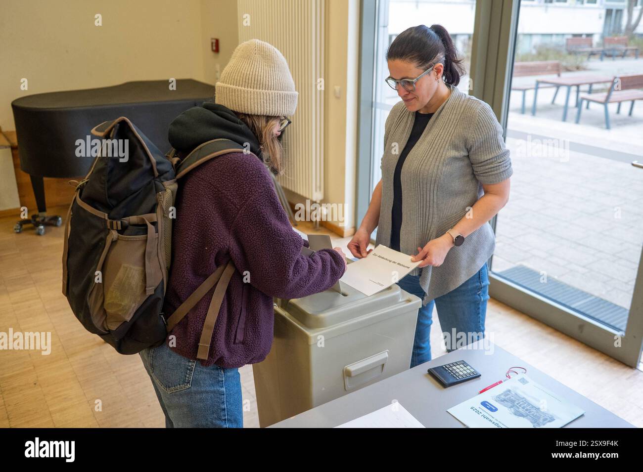 Lipsia - Bundestagswahl 2025: Wahlbeteiligung in Messestadt höher als 2021 23.02.2025 gegen 15 Uhr Leipzig-Lößnig, Willi-Bredel-Straße Wahllokal Wilhelm-Ostwald-Gymnasium Auch nach dem Mittag hält die Beteiligung der Wähler in Lipsia an. Wie ein Stadtsprecher um 14 Uhr mitteilt, liegt die Wahlbeteiligung am frühen Nachmittag bei 67,1 Prozent - und somit deutlich höher als noch 2021. Laut Landeswahlleiter haben mit Stand 14 Uhr 39,6 Prozent der Wahlberechtigten a ganz Sachsen ihre Stimme abgegeben. BEI der vergangenen Bundestagswahl 2021 waren es zu diesem Zeitpunkt 36,4 Prozent. Außerdem noi Foto Stock