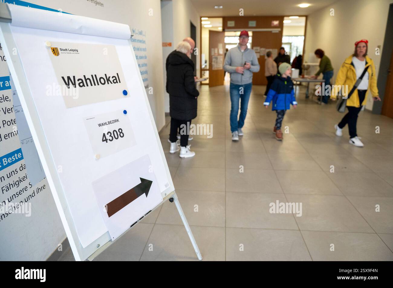 Lipsia - Bundestagswahl 2025: Wahlbeteiligung in Messestadt höher als 2021 23.02.2025 gegen 15 Uhr Leipzig-Lößnig, Willi-Bredel-Straße Wahllokal Wilhelm-Ostwald-Gymnasium Auch nach dem Mittag hält die Beteiligung der Wähler in Lipsia an. Wie ein Stadtsprecher um 14 Uhr mitteilt, liegt die Wahlbeteiligung am frühen Nachmittag bei 67,1 Prozent - und somit deutlich höher als noch 2021. Laut Landeswahlleiter haben mit Stand 14 Uhr 39,6 Prozent der Wahlberechtigten a ganz Sachsen ihre Stimme abgegeben. BEI der vergangenen Bundestagswahl 2021 waren es zu diesem Zeitpunkt 36,4 Prozent. Außerdem noi Foto Stock