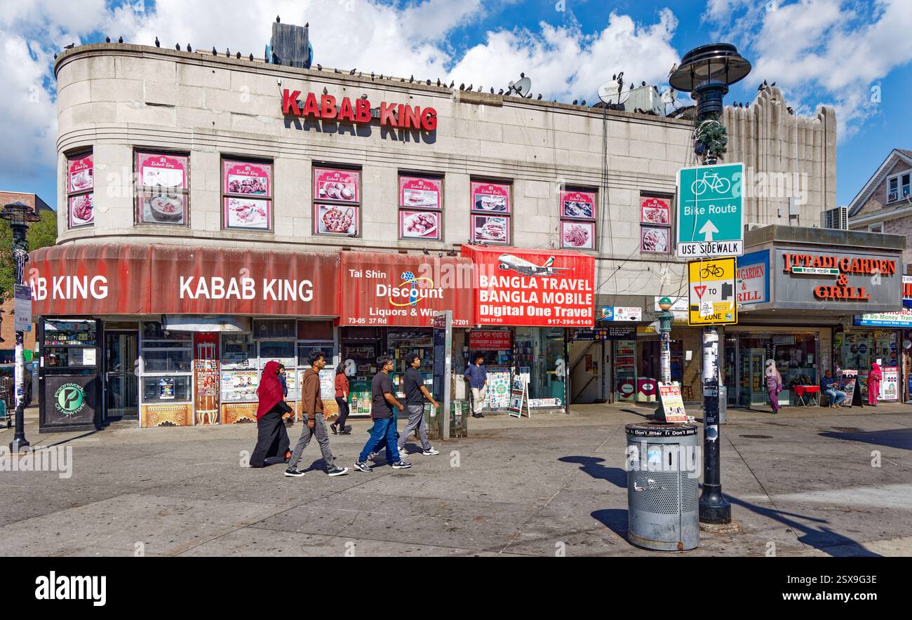 Un'entrata della metropolitana e ristoranti etnici e negozi occupano l'ex Eagle Theater alla 73-05 37th Road di Jackson Heights. Foto Stock