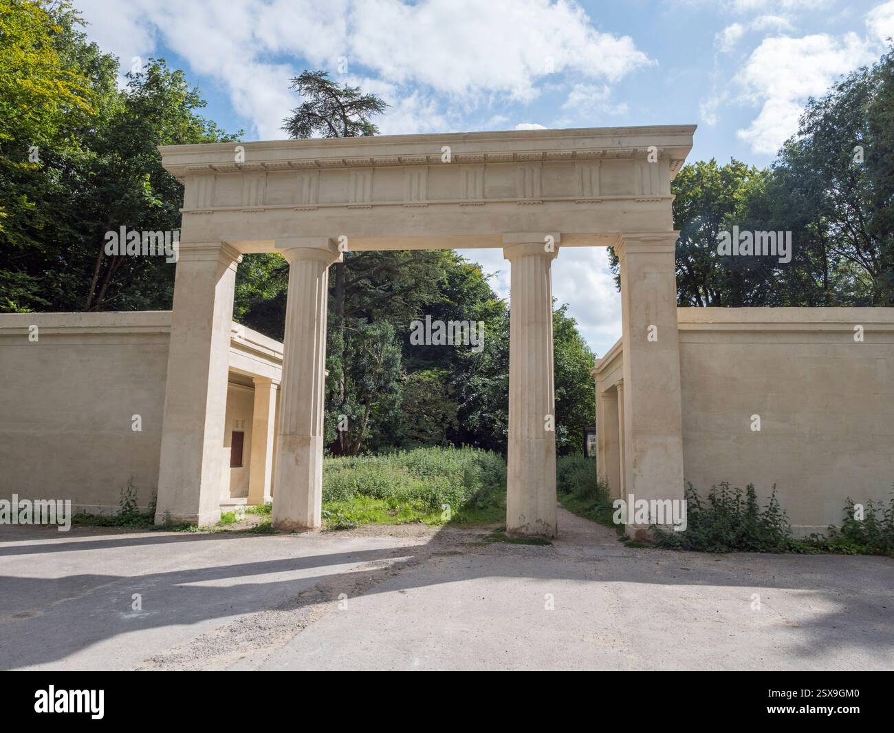 The Bolton Arch, ex entrata all'Hackwood Park in Dickens Lane, Old Basing, Basingstoke, Regno Unito. Foto Stock