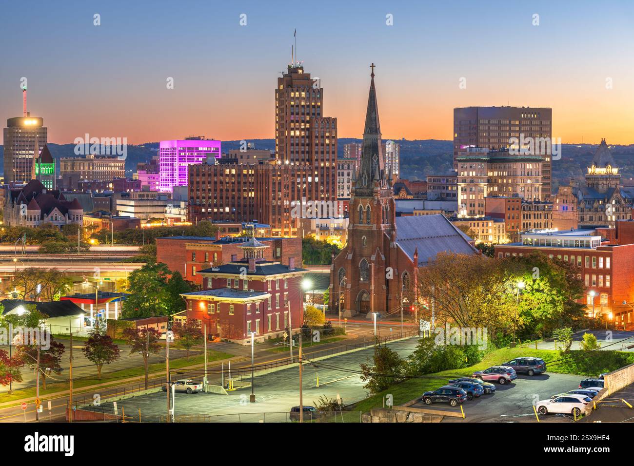 Syracuse, New York, Stati Uniti, skyline della città al crepuscolo. Foto Stock