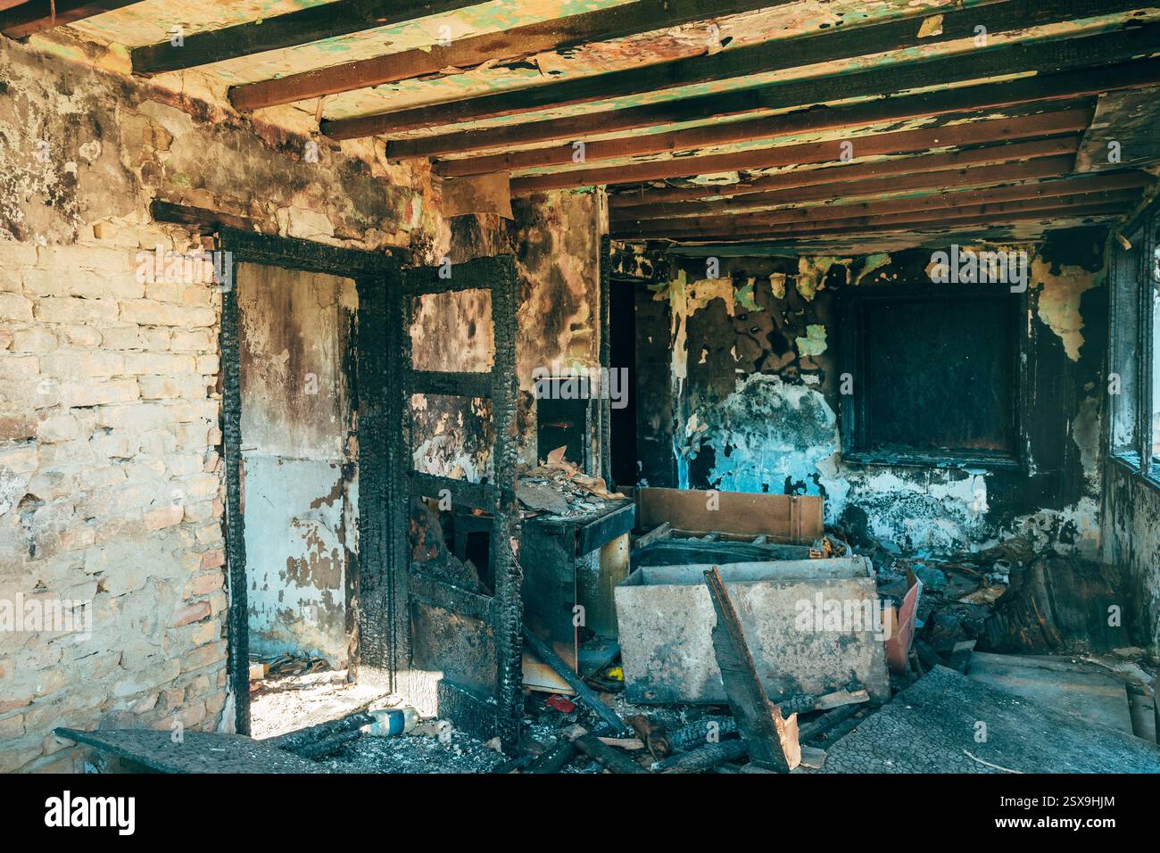 Casa bruciata, dettaglio della stanza dopo incendio doloso, concentrazione selettiva Foto Stock