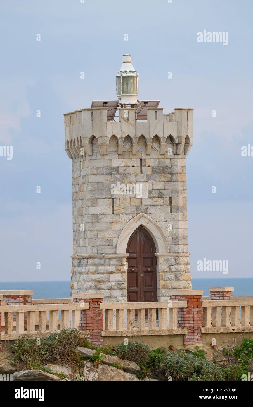 Faro di Piombino, Rocchetta, un faro marittimo sul canale di Piombino situato in Piazza Bovio, Piombino, Toscana, Italia Foto Stock