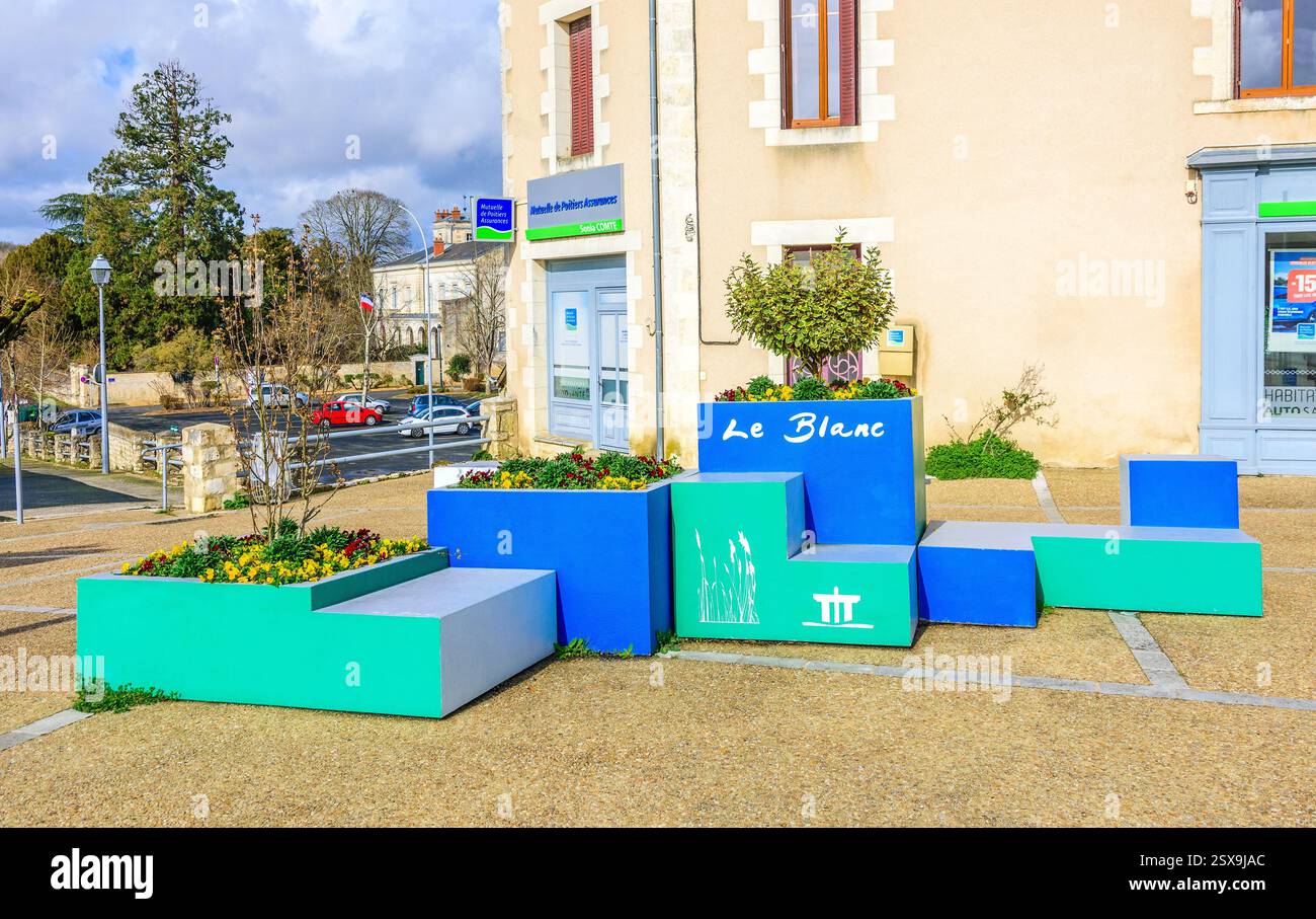 Colorate scatole e piantatrici moderne con segnaletica per la città di le Blanc, Indre (36), Francia. Foto Stock