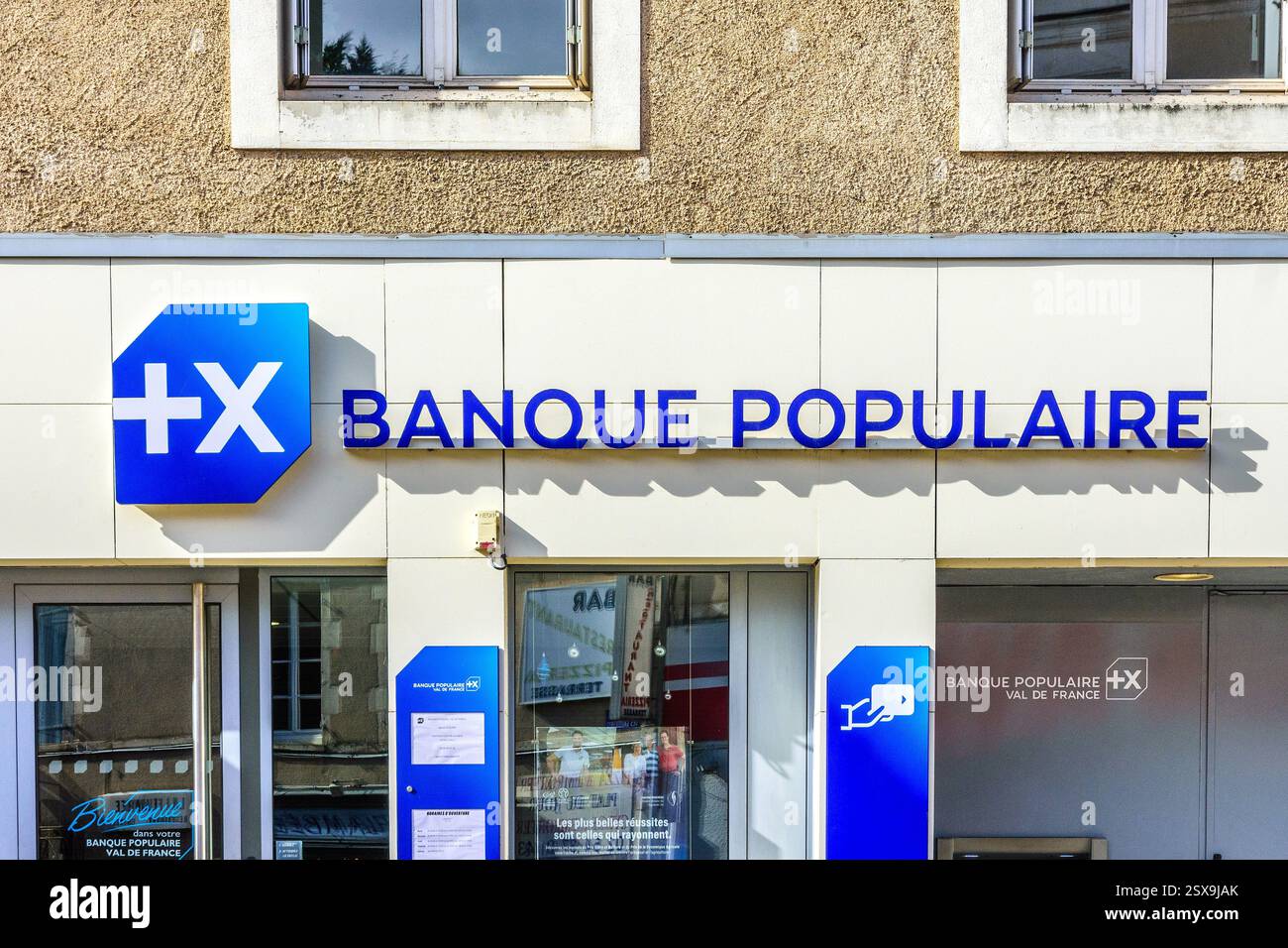 Cartelli moderni per la banca francese "Banque Populaire" a le Blanc, Indre (36), Francia. Foto Stock