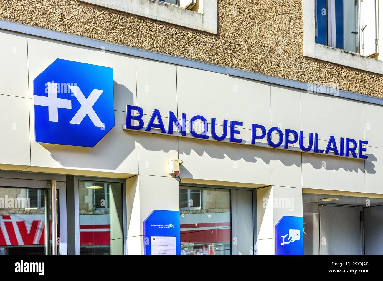 Cartelli moderni per la banca francese "Banque Populaire" a le Blanc, Indre (36), Francia. Foto Stock